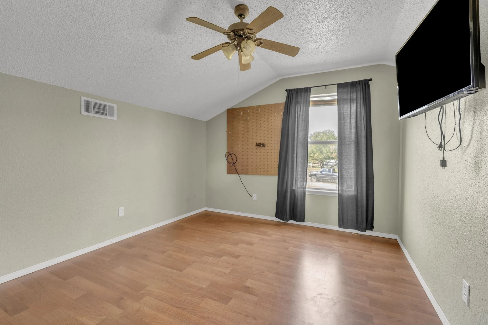 Single Family Residence For Sale in Johnson County , 7029 County Road 526, Mansfield, Texas 76063, 4 Bedroom, 3 Bathroom, 2 Garage spaces, 1,818 Sqft, built in 1997, mls#21369594, Real Estate Agent in Mansfield, Homes For Sale in Johnson county, Homes For Sale in Mansfield, Realtor in Mansfield Texas, Real Estate Brokerage Independent Realty Texas, Luminita Cordes Realtor
