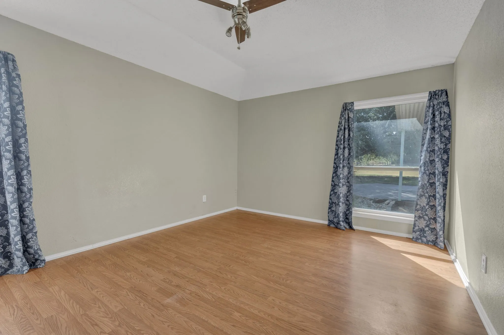 Single Family Residence For Sale in Johnson County , 7029 County Road 526, Mansfield, Texas 76063, 4 Bedroom, 3 Bathroom, 2 Garage spaces, 1,818 Sqft, built in 1997, mls#21369594, Real Estate Agent in Mansfield, Homes For Sale in Johnson county, Homes For Sale in Mansfield, Realtor in Mansfield Texas, Real Estate Brokerage Independent Realty Texas, Luminita Cordes Realtor
