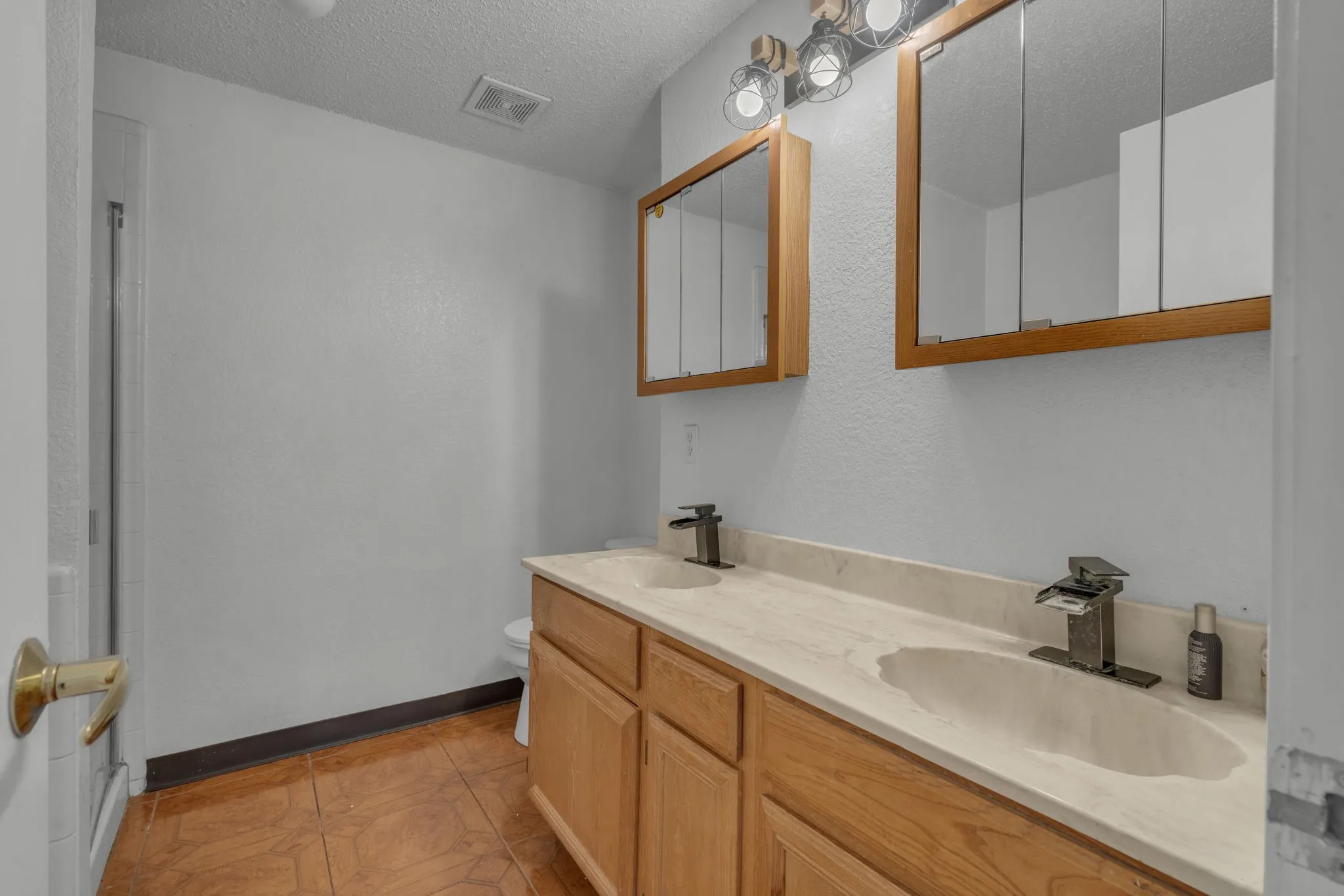 Single Family Residence For Sale in Johnson County , 7029 County Road 526, Mansfield, Texas 76063, 4 Bedroom, 3 Bathroom, 2 Garage spaces, 1,818 Sqft, built in 1997, mls#21369594, Real Estate Agent in Mansfield, Homes For Sale in Johnson county, Homes For Sale in Mansfield, Realtor in Mansfield Texas, Real Estate Brokerage Independent Realty Texas, Luminita Cordes Realtor