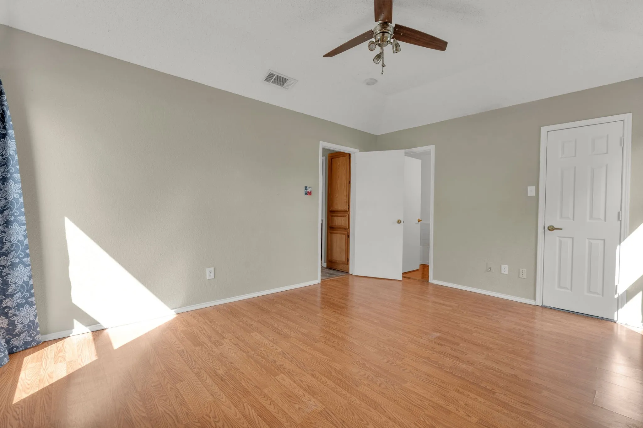 Single Family Residence For Sale in Johnson County , 7029 County Road 526, Mansfield, Texas 76063, 4 Bedroom, 3 Bathroom, 2 Garage spaces, 1,818 Sqft, built in 1997, mls#21369594, Real Estate Agent in Mansfield, Homes For Sale in Johnson county, Homes For Sale in Mansfield, Realtor in Mansfield Texas, Real Estate Brokerage Independent Realty Texas, Luminita Cordes Realtor