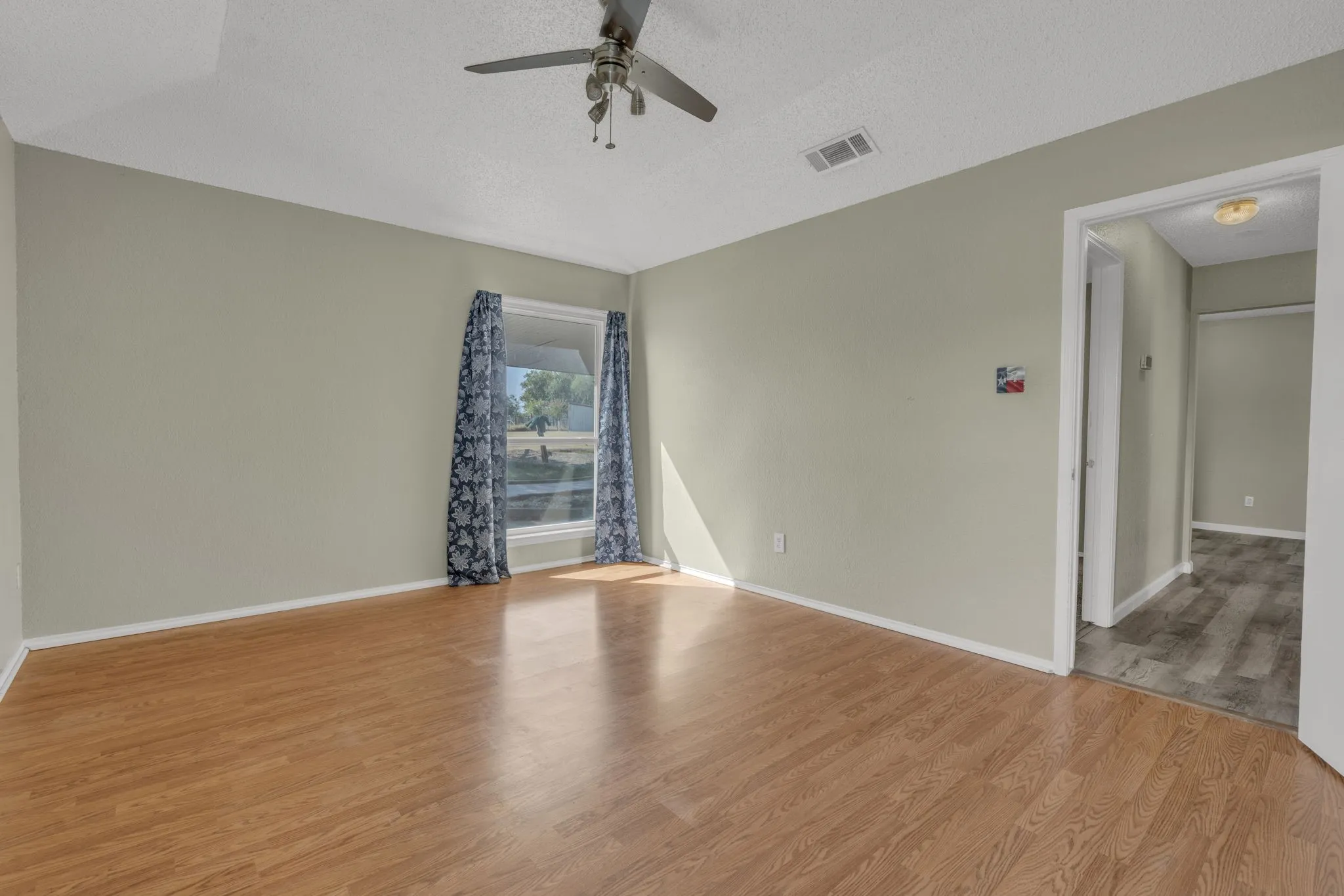 Single Family Residence For Sale in Johnson County , 7029 County Road 526, Mansfield, Texas 76063, 4 Bedroom, 3 Bathroom, 2 Garage spaces, 1,818 Sqft, built in 1997, mls#21369594, Real Estate Agent in Mansfield, Homes For Sale in Johnson county, Homes For Sale in Mansfield, Realtor in Mansfield Texas, Real Estate Brokerage Independent Realty Texas, Luminita Cordes Realtor