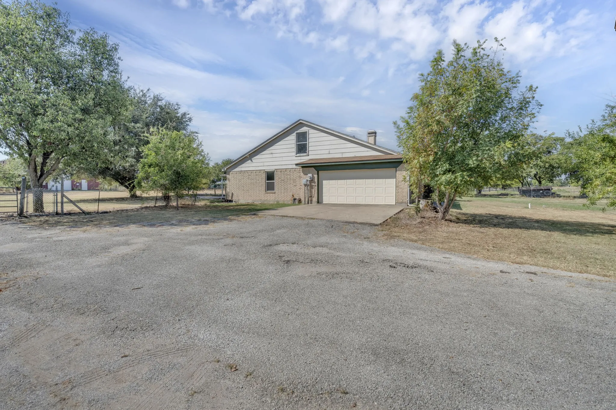 Single Family Residence For Sale in Johnson County , 7029 County Road 526, Mansfield, Texas 76063, 4 Bedroom, 3 Bathroom, 2 Garage spaces, 1,818 Sqft, built in 1997, mls#21369594, Real Estate Agent in Mansfield, Homes For Sale in Johnson county, Homes For Sale in Mansfield, Realtor in Mansfield Texas, Real Estate Brokerage Independent Realty Texas, Luminita Cordes Realtor