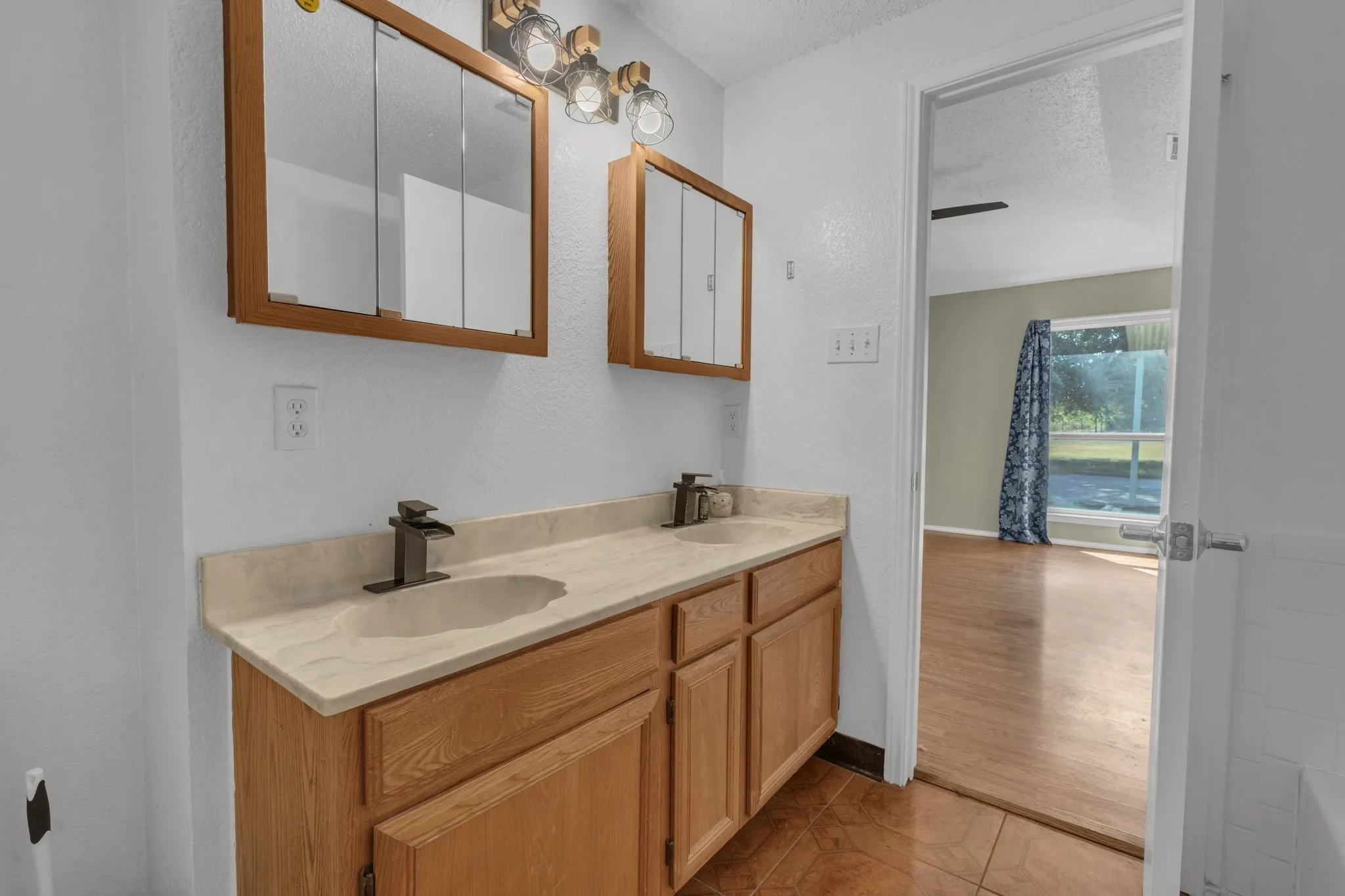 Single Family Residence For Sale in Johnson County , 7029 County Road 526, Mansfield, Texas 76063, 4 Bedroom, 3 Bathroom, 2 Garage spaces, 1,818 Sqft, built in 1997, mls#21369594, Real Estate Agent in Mansfield, Homes For Sale in Johnson county, Homes For Sale in Mansfield, Realtor in Mansfield Texas, Real Estate Brokerage Independent Realty Texas, Luminita Cordes Realtor