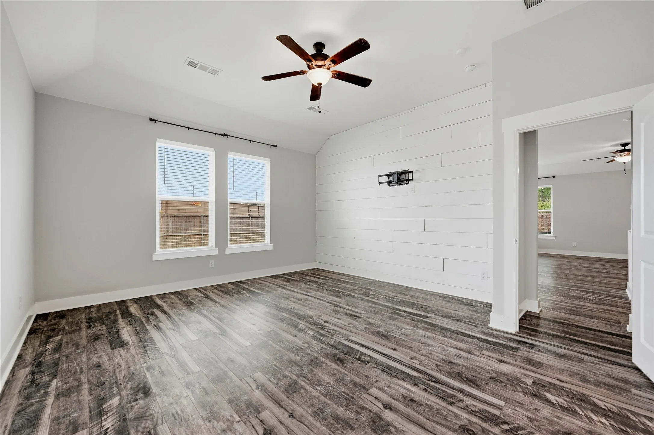 Single Family Residence For Sale in Grayson County , 122 Alma Lane, Whitewright, Texas 75491, 3 Bedroom, 2 Bathroom, 2 Garage spaces, 1,829 Sqft, built in 2019, mls#21375314, Real Estate Agent in Whitewright, Homes For Sale in Grayson county, Homes For Sale in Whitewright, Realtor in Whitewright Texas, Real Estate Brokerage Independent Realty Texas, Luminita Cordes Realtor