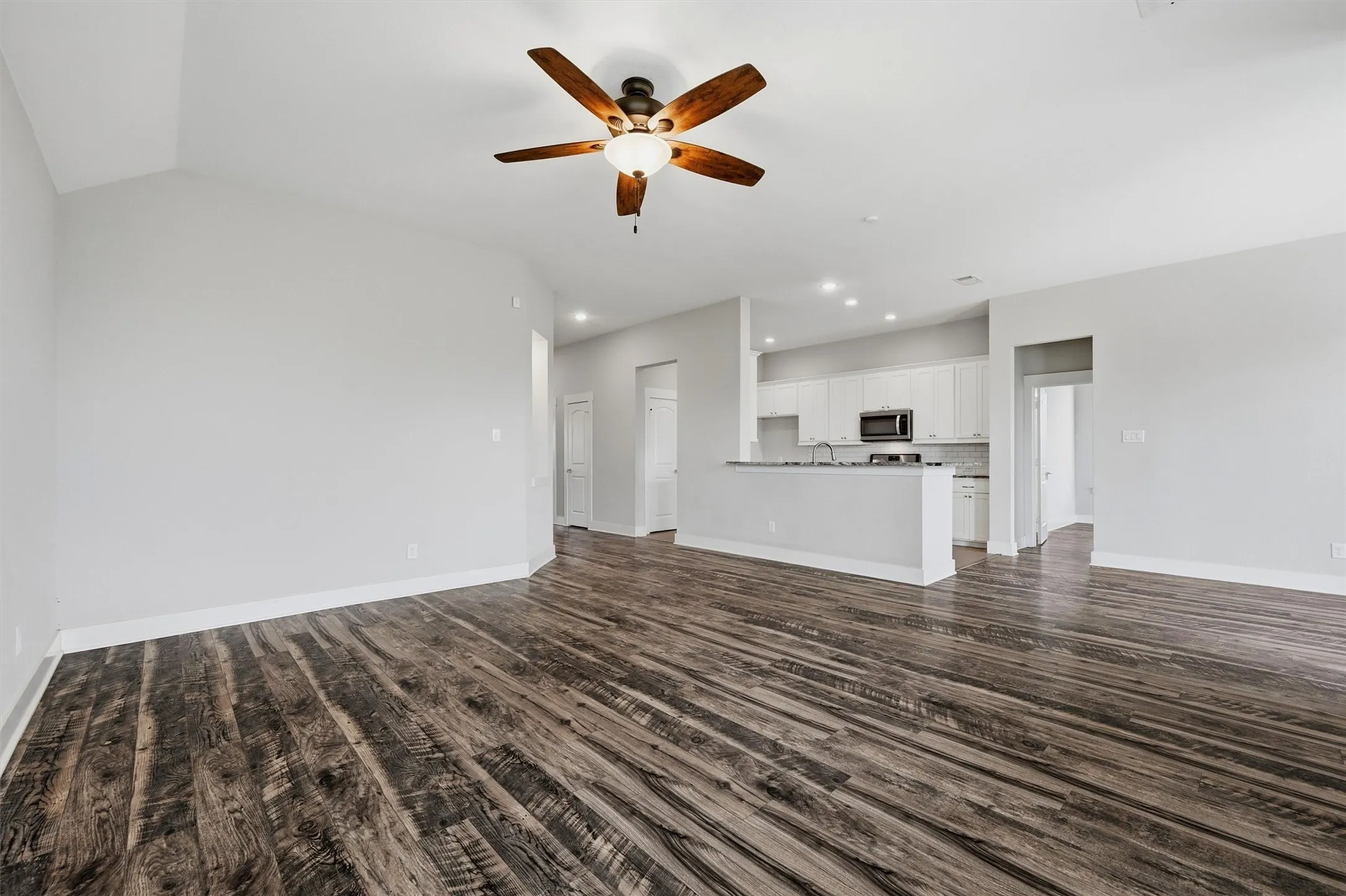 Single Family Residence For Sale in Grayson County , 122 Alma Lane, Whitewright, Texas 75491, 3 Bedroom, 2 Bathroom, 2 Garage spaces, 1,829 Sqft, built in 2019, mls#21375314, Real Estate Agent in Whitewright, Homes For Sale in Grayson county, Homes For Sale in Whitewright, Realtor in Whitewright Texas, Real Estate Brokerage Independent Realty Texas, Luminita Cordes Realtor