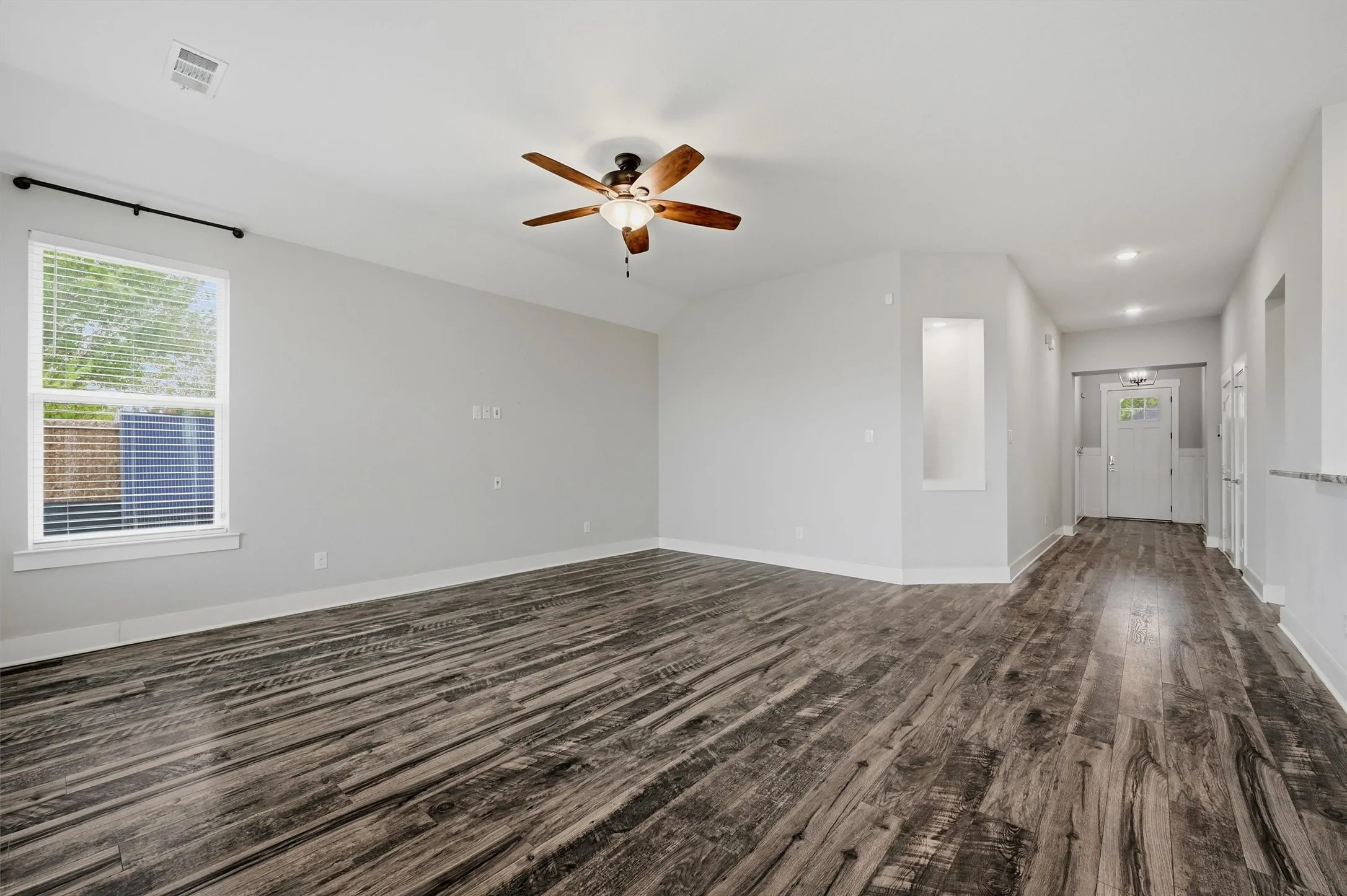 Single Family Residence For Sale in Grayson County , 122 Alma Lane, Whitewright, Texas 75491, 3 Bedroom, 2 Bathroom, 2 Garage spaces, 1,829 Sqft, built in 2019, mls#21375314, Real Estate Agent in Whitewright, Homes For Sale in Grayson county, Homes For Sale in Whitewright, Realtor in Whitewright Texas, Real Estate Brokerage Independent Realty Texas, Luminita Cordes Realtor