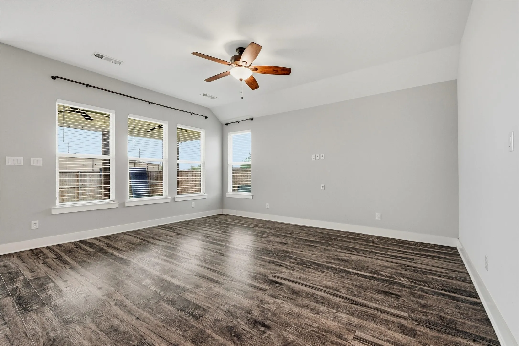 Single Family Residence For Sale in Grayson County , 122 Alma Lane, Whitewright, Texas 75491, 3 Bedroom, 2 Bathroom, 2 Garage spaces, 1,829 Sqft, built in 2019, mls#21375314, Real Estate Agent in Whitewright, Homes For Sale in Grayson county, Homes For Sale in Whitewright, Realtor in Whitewright Texas, Real Estate Brokerage Independent Realty Texas, Luminita Cordes Realtor