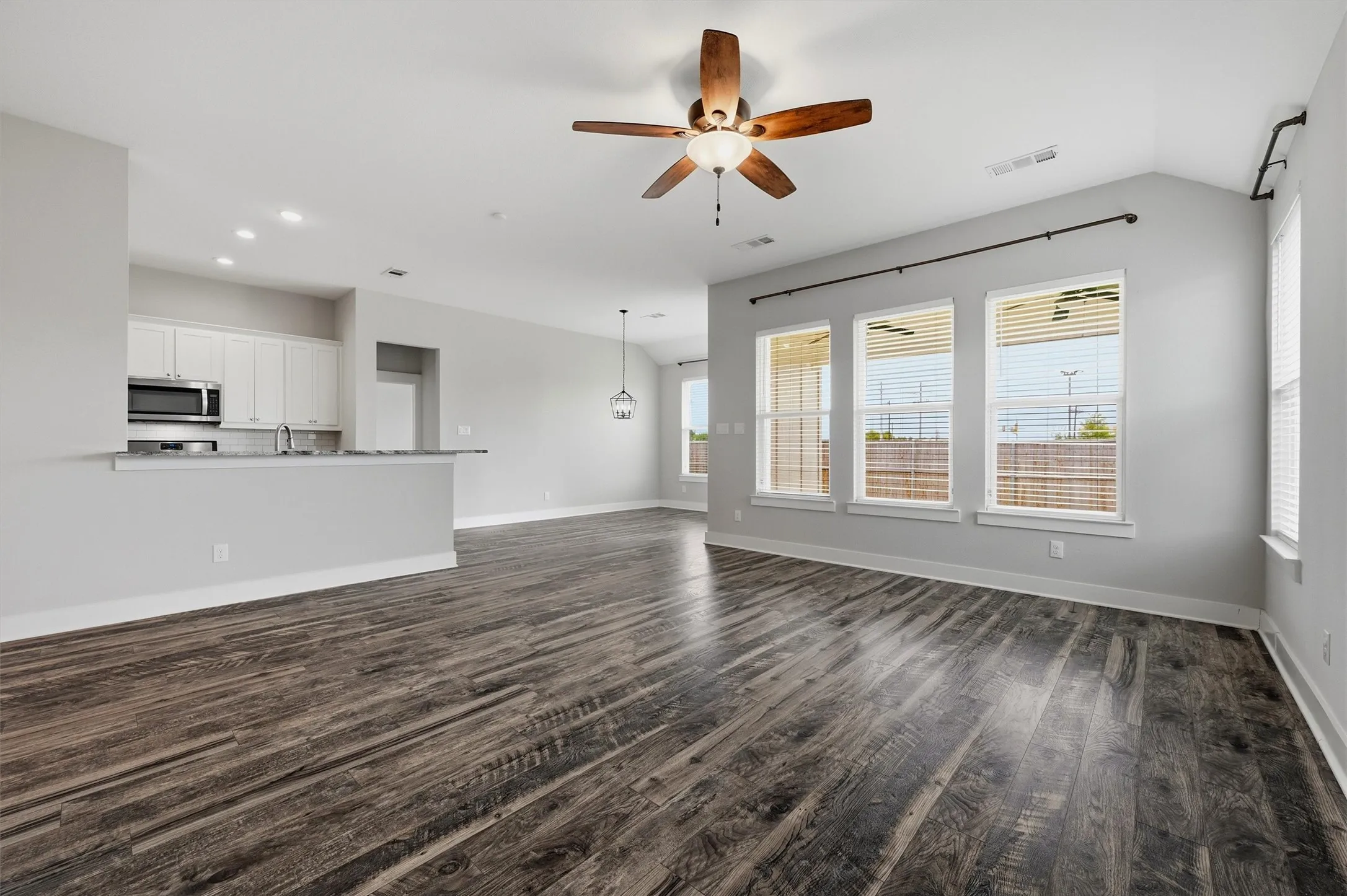 Single Family Residence For Sale in Grayson County , 122 Alma Lane, Whitewright, Texas 75491, 3 Bedroom, 2 Bathroom, 2 Garage spaces, 1,829 Sqft, built in 2019, mls#21375314, Real Estate Agent in Whitewright, Homes For Sale in Grayson county, Homes For Sale in Whitewright, Realtor in Whitewright Texas, Real Estate Brokerage Independent Realty Texas, Luminita Cordes Realtor