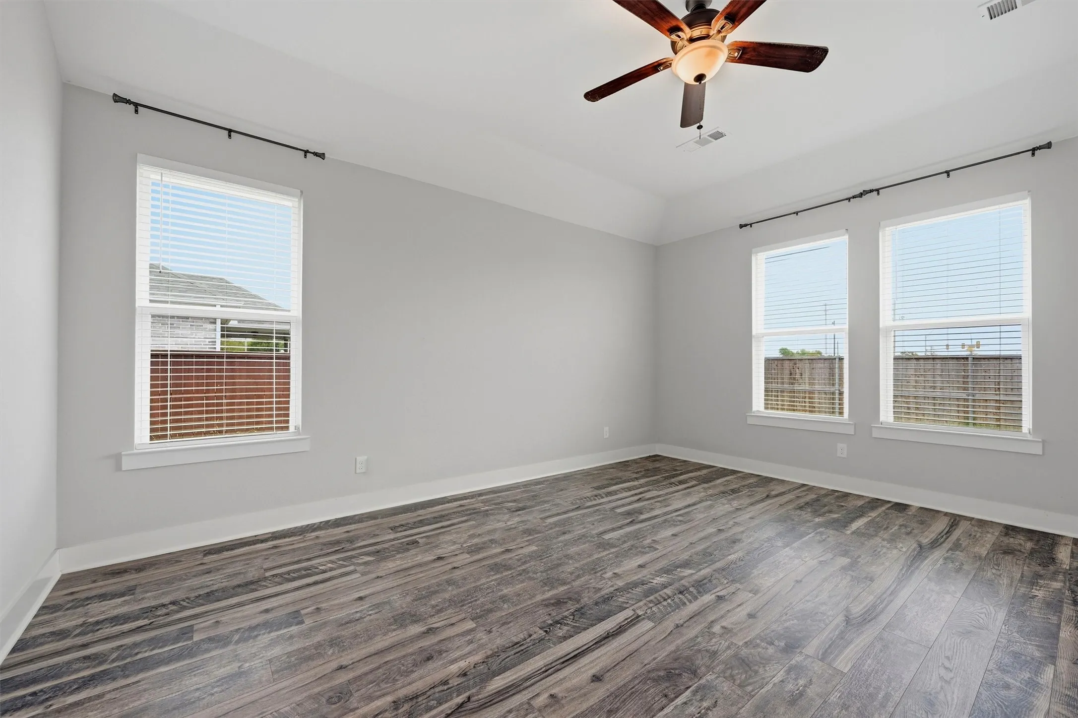 Single Family Residence For Sale in Grayson County , 122 Alma Lane, Whitewright, Texas 75491, 3 Bedroom, 2 Bathroom, 2 Garage spaces, 1,829 Sqft, built in 2019, mls#21375314, Real Estate Agent in Whitewright, Homes For Sale in Grayson county, Homes For Sale in Whitewright, Realtor in Whitewright Texas, Real Estate Brokerage Independent Realty Texas, Luminita Cordes Realtor