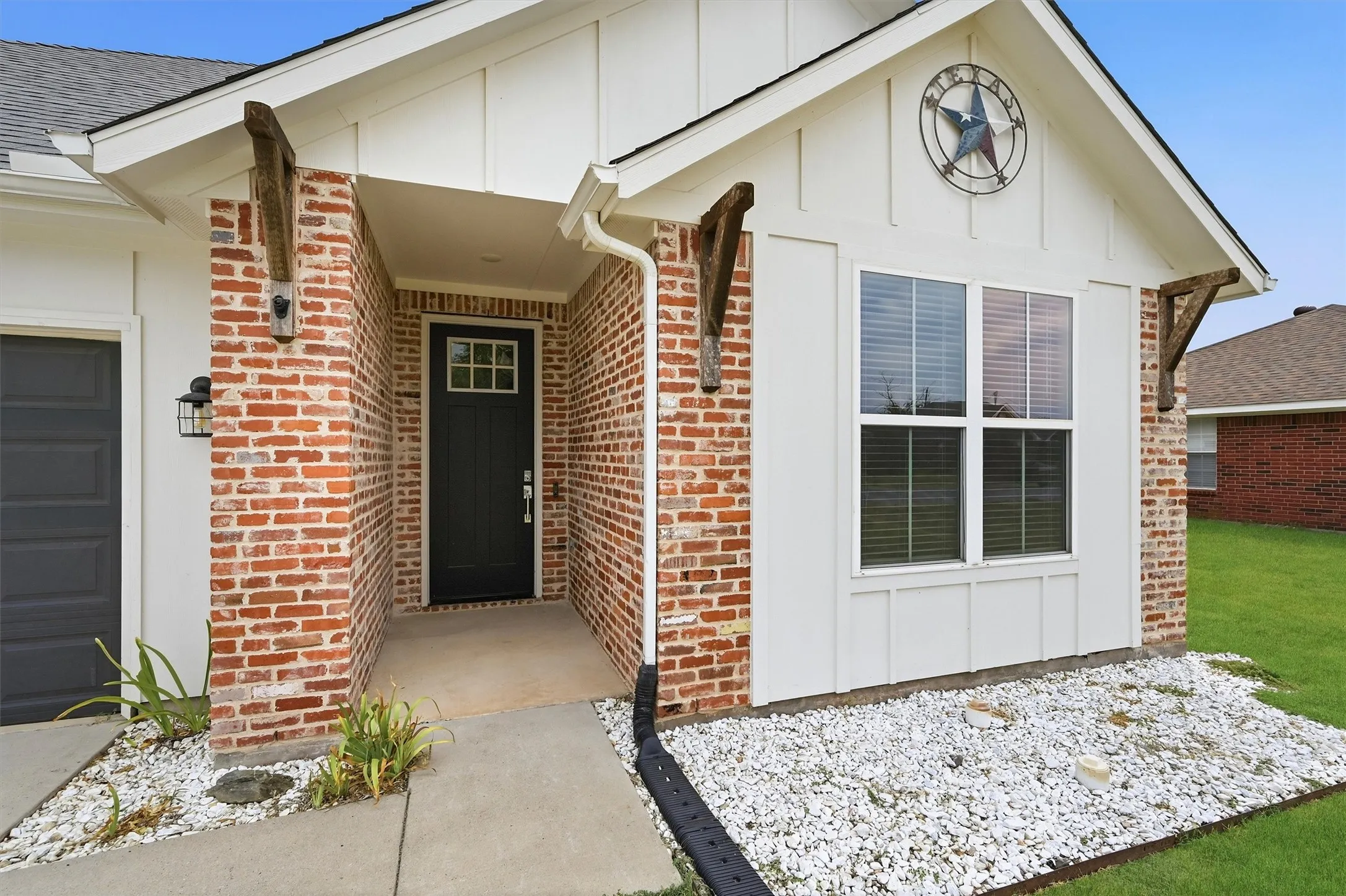 Single Family Residence For Sale in Grayson County , 122 Alma Lane, Whitewright, Texas 75491, 3 Bedroom, 2 Bathroom, 2 Garage spaces, 1,829 Sqft, built in 2019, mls#21375314, Real Estate Agent in Whitewright, Homes For Sale in Grayson county, Homes For Sale in Whitewright, Realtor in Whitewright Texas, Real Estate Brokerage Independent Realty Texas, Luminita Cordes Realtor
