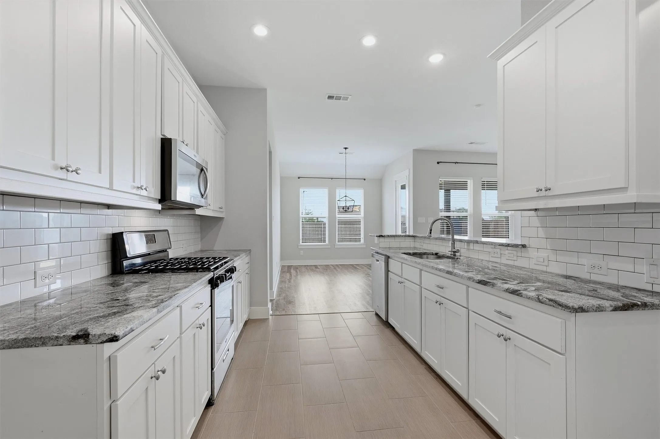 Single Family Residence For Sale in Grayson County , 122 Alma Lane, Whitewright, Texas 75491, 3 Bedroom, 2 Bathroom, 2 Garage spaces, 1,829 Sqft, built in 2019, mls#21375314, Real Estate Agent in Whitewright, Homes For Sale in Grayson county, Homes For Sale in Whitewright, Realtor in Whitewright Texas, Real Estate Brokerage Independent Realty Texas, Luminita Cordes Realtor