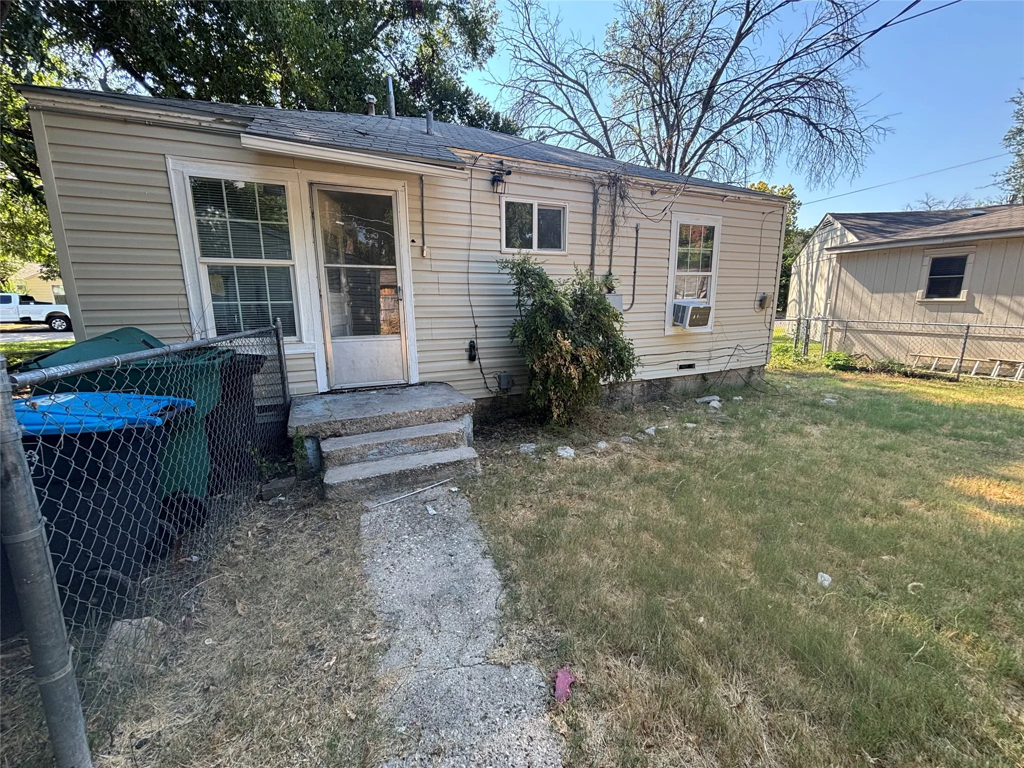 Single Family Residence For Rent in Tarrant County , 5040 Lyndon Drive, Fort Worth, Texas 76116, 2 Bedroom, 1 Bathroom, 2 Garage spaces, 780 Sqft, built in 1951, mls#21375323, Real Estate Agent in Fort Worth, Homes For Rent in Tarrant county, Homes For Rent in Fort Worth, Realtor in Fort Worth Texas, Real Estate Brokerage Independent Realty Texas, Luminita Cordes Realtor