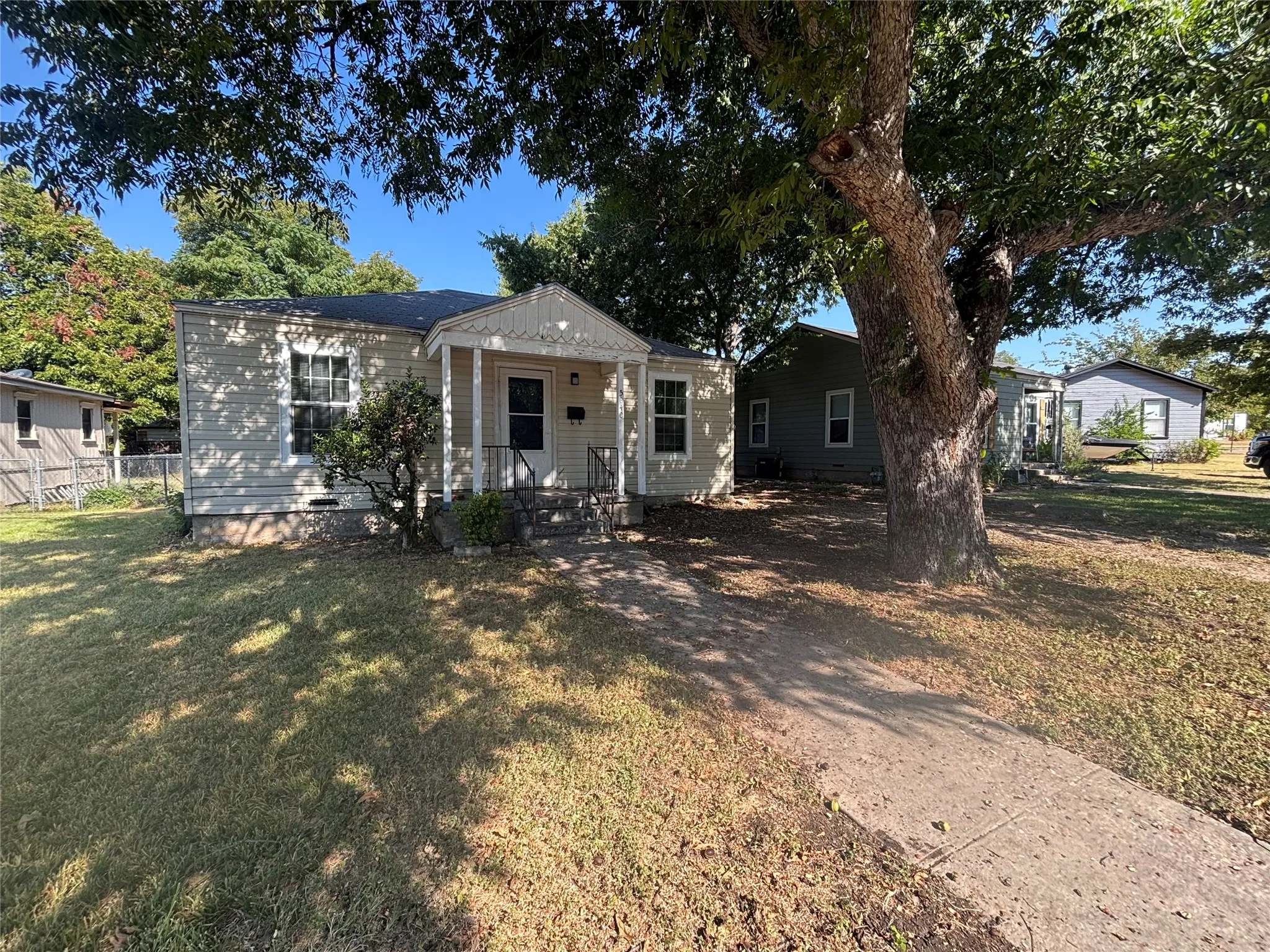 Single Family Residence For Rent in Tarrant County , 5040 Lyndon Drive, Fort Worth, Texas 76116, 2 Bedroom, 1 Bathroom, 2 Garage spaces, 780 Sqft, built in 1951, mls#21375323, Real Estate Agent in Fort Worth, Homes For Rent in Tarrant county, Homes For Rent in Fort Worth, Realtor in Fort Worth Texas, Real Estate Brokerage Independent Realty Texas, Luminita Cordes Realtor