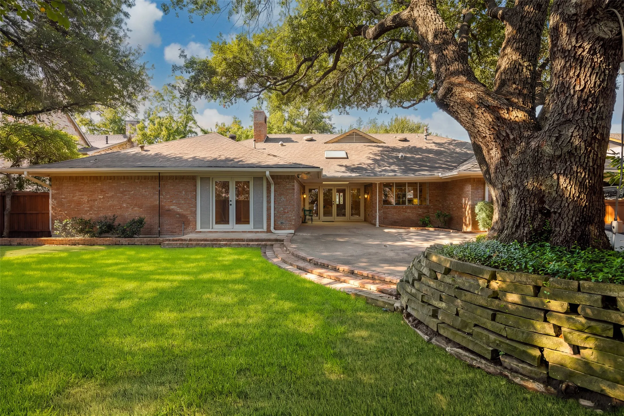 Single Family Residence For Sale in Dallas County , 7117 Chipperton Drive, Dallas, Texas 75225, 4 Bedroom, 4 Bathroom, 2 Garage spaces, 2,963 Sqft, built in 1968, mls#21368249, Real Estate Agent in Dallas, Homes For Sale in Dallas county, Homes For Sale in Dallas, Realtor in Dallas Texas, Real Estate Brokerage Independent Realty Texas, Luminita Cordes Realtor