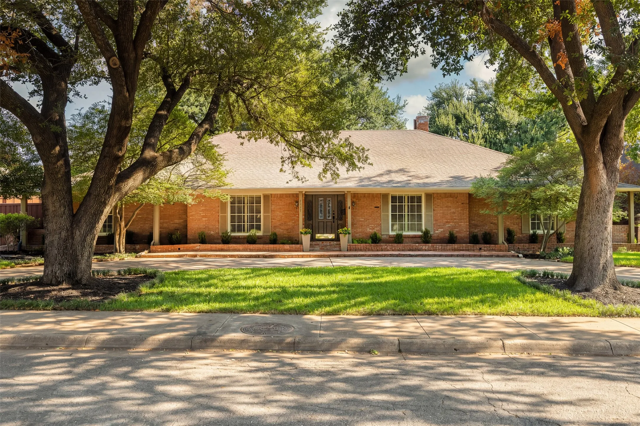 Single Family Residence For Sale in Dallas County , 7117 Chipperton Drive, Dallas, Texas 75225, 4 Bedroom, 4 Bathroom, 2 Garage spaces, 2,963 Sqft, built in 1968, mls#21368249, Real Estate Agent in Dallas, Homes For Sale in Dallas county, Homes For Sale in Dallas, Realtor in Dallas Texas, Real Estate Brokerage Independent Realty Texas, Luminita Cordes Realtor