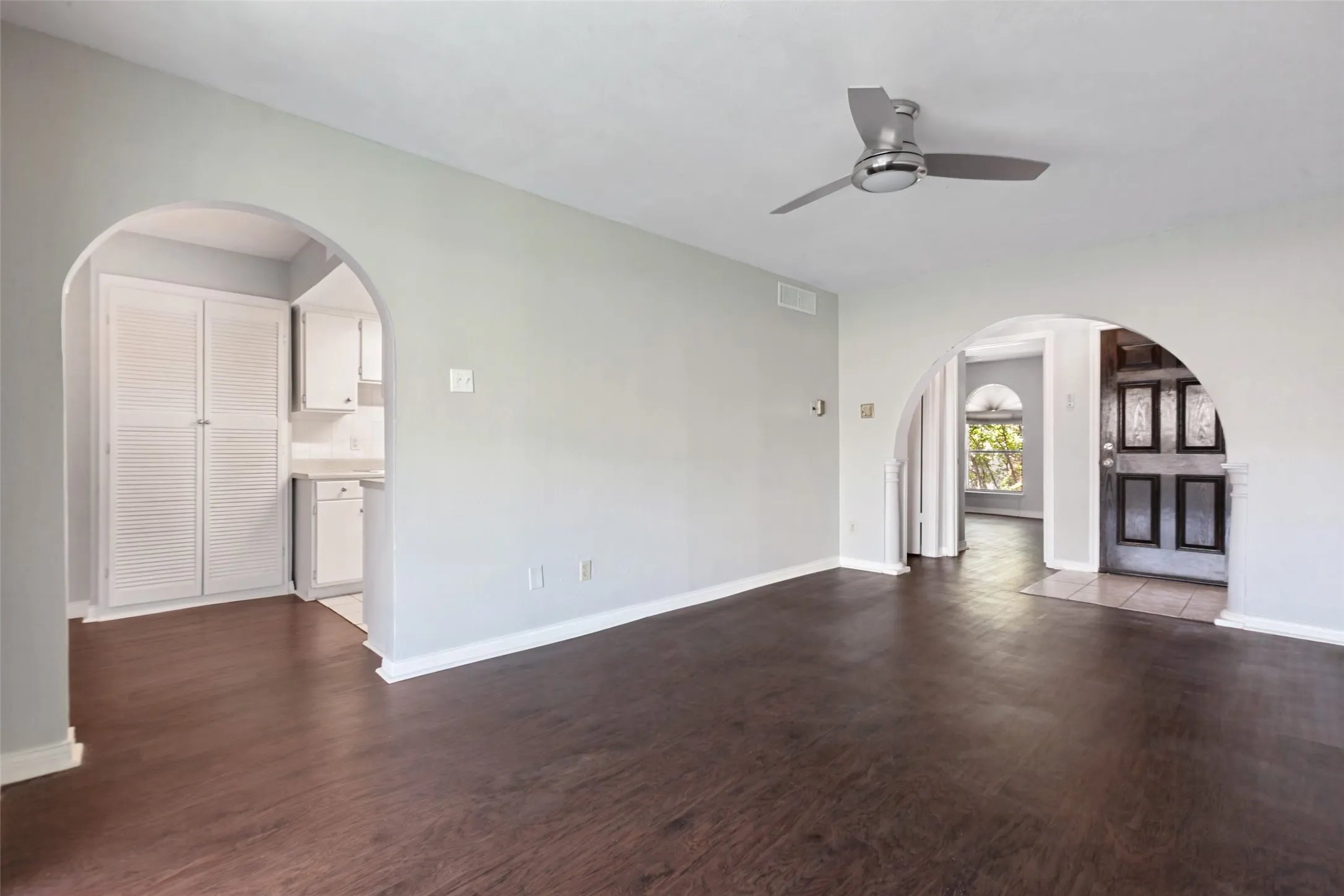 Condominium For Sale in Dallas County , 15926 Stillwood Street 2072, Dallas, Texas 75248, 1 Bedroom, 1 Bathroom, Garage spaces, 609 Sqft, built in 1968, mls#21375170, Real Estate Agent in Dallas, Homes For Sale in Dallas county, Homes For Sale in Dallas, Realtor in Dallas Texas, Real Estate Brokerage Independent Realty Texas, Luminita Cordes Realtor