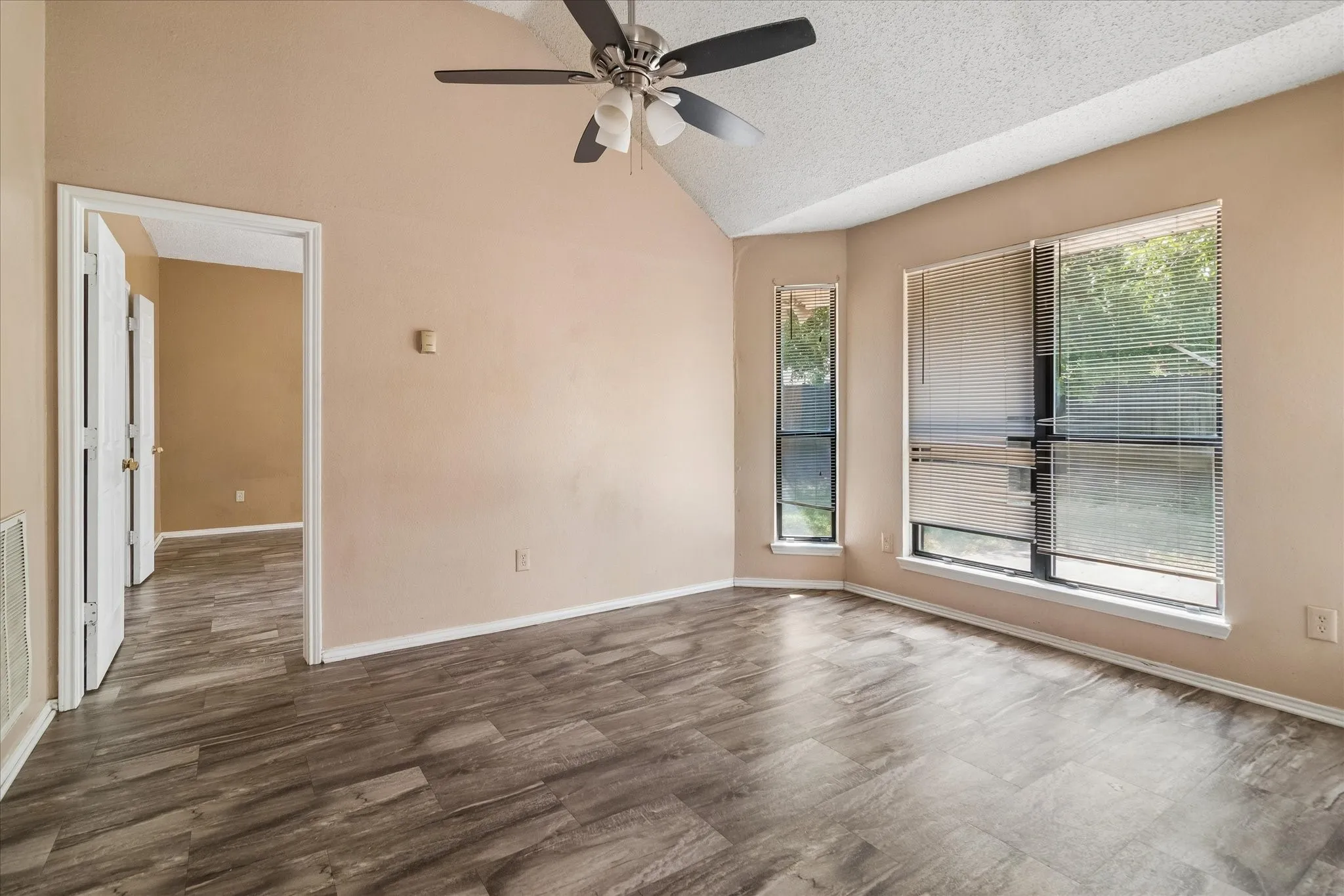 Single Family Residence For Sale in Dallas County , 720 Ford Drive, Cedar Hill, Texas 75104, 4 Bedroom, 3 Bathroom, 2 Garage spaces, 2,245 Sqft, built in 1986, mls#21371929, Real Estate Agent in Cedar Hill, Homes For Sale in Dallas county, Homes For Sale in Cedar Hill, Realtor in Cedar Hill Texas, Real Estate Brokerage Independent Realty Texas, Luminita Cordes Realtor
