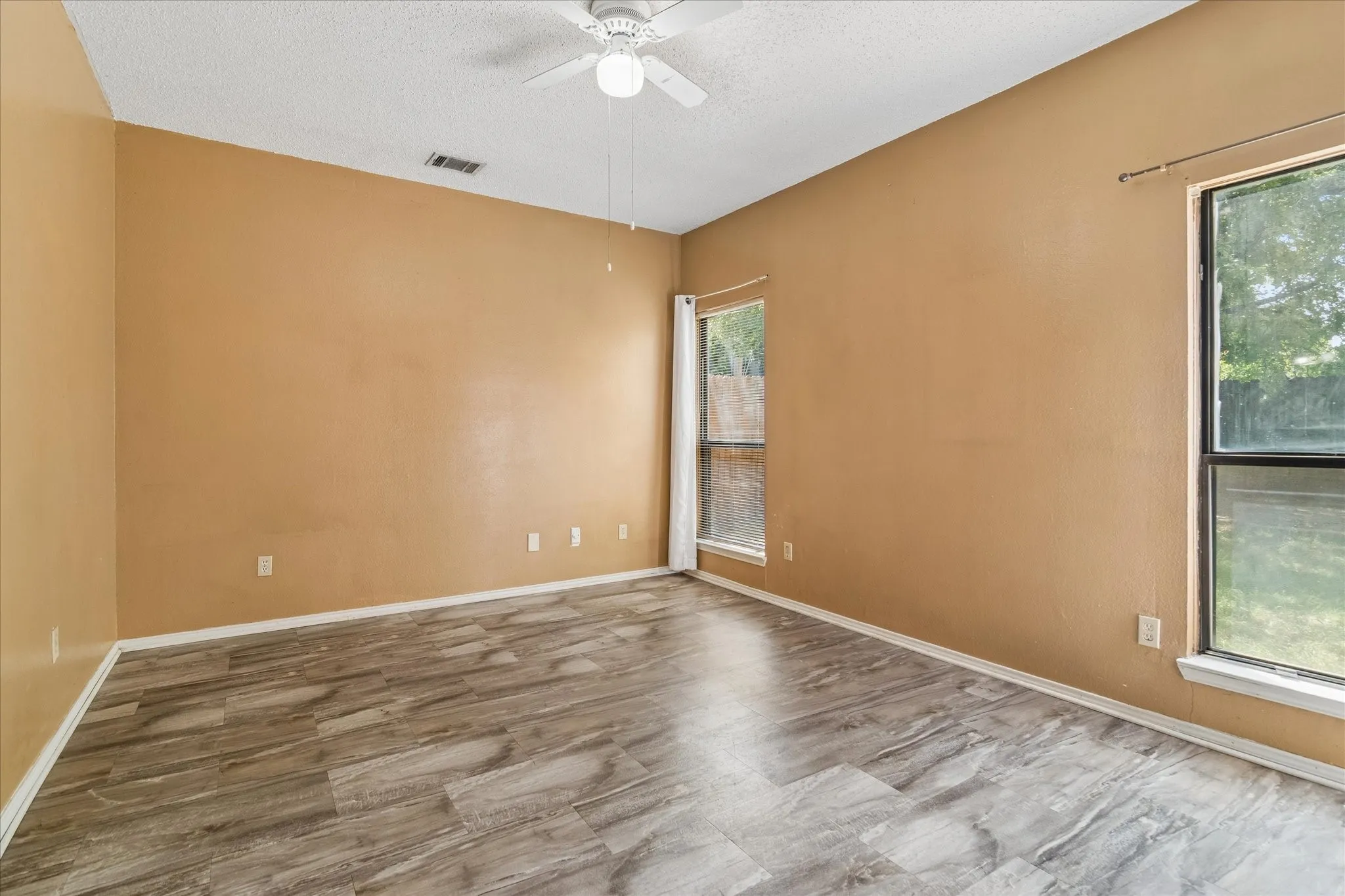 Single Family Residence For Sale in Dallas County , 720 Ford Drive, Cedar Hill, Texas 75104, 4 Bedroom, 3 Bathroom, 2 Garage spaces, 2,245 Sqft, built in 1986, mls#21371929, Real Estate Agent in Cedar Hill, Homes For Sale in Dallas county, Homes For Sale in Cedar Hill, Realtor in Cedar Hill Texas, Real Estate Brokerage Independent Realty Texas, Luminita Cordes Realtor
