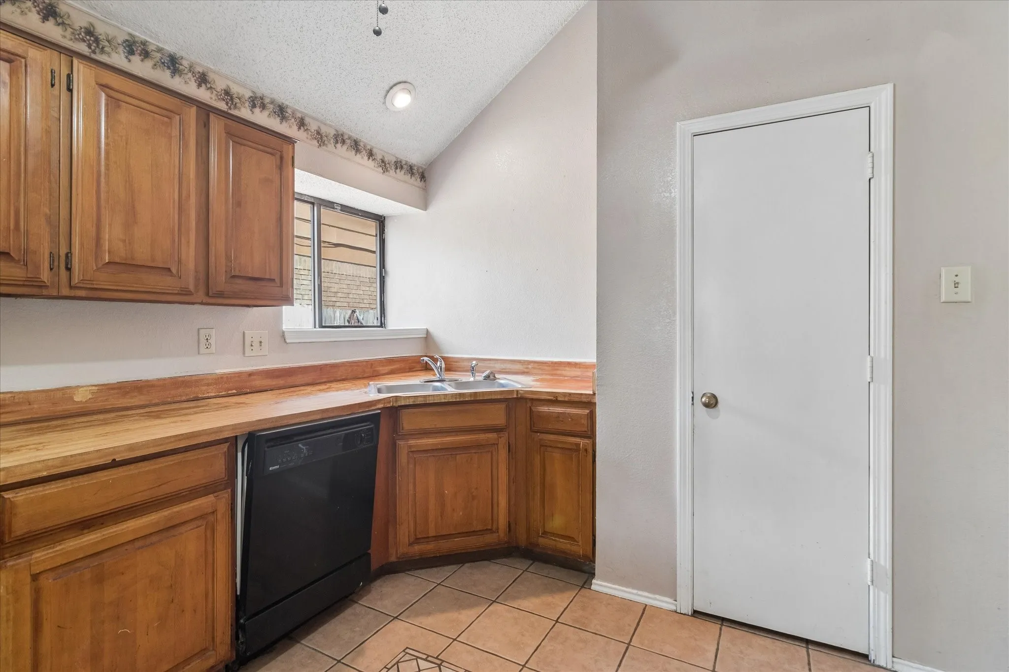 Single Family Residence For Sale in Dallas County , 720 Ford Drive, Cedar Hill, Texas 75104, 4 Bedroom, 3 Bathroom, 2 Garage spaces, 2,245 Sqft, built in 1986, mls#21371929, Real Estate Agent in Cedar Hill, Homes For Sale in Dallas county, Homes For Sale in Cedar Hill, Realtor in Cedar Hill Texas, Real Estate Brokerage Independent Realty Texas, Luminita Cordes Realtor