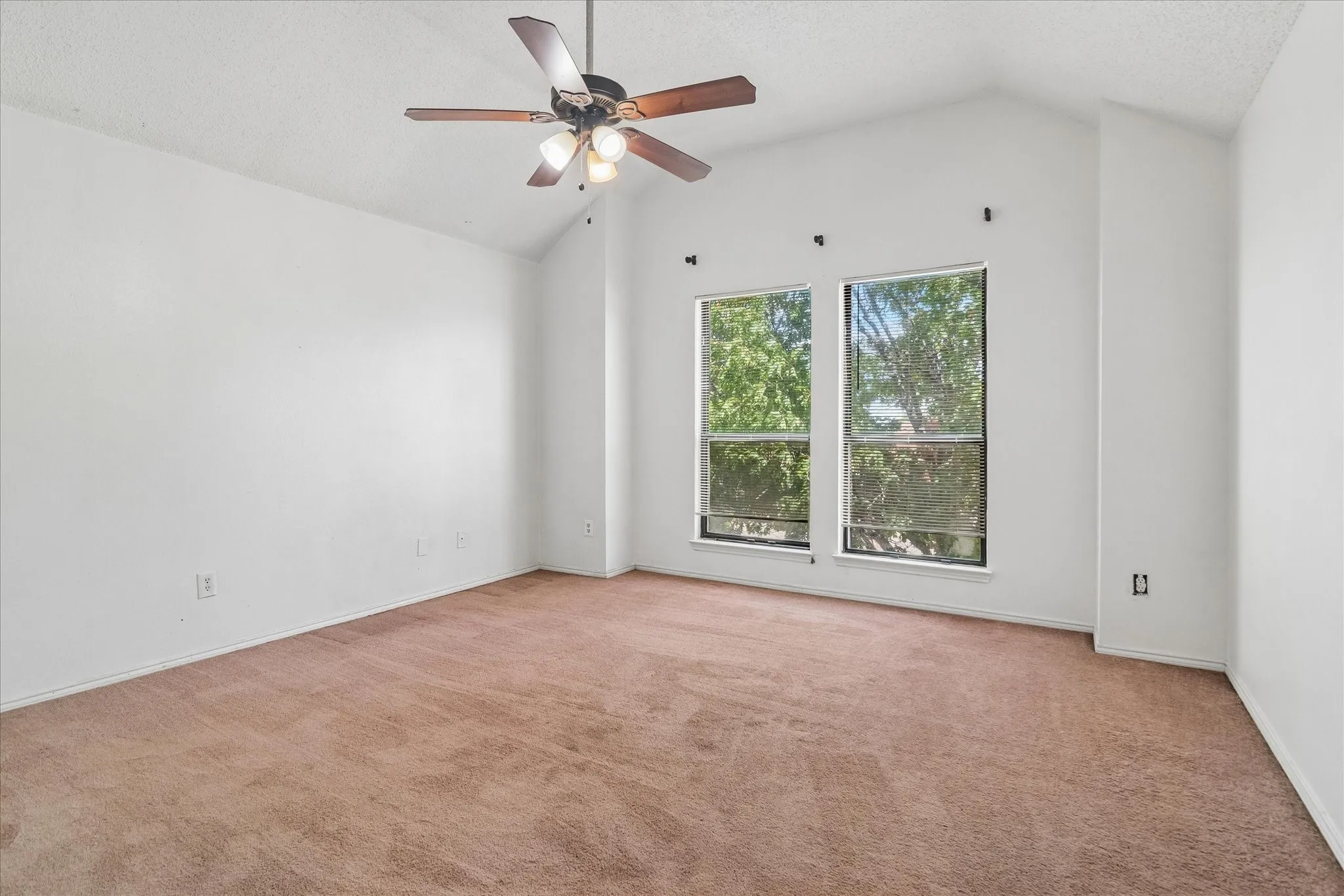 Single Family Residence For Sale in Dallas County , 720 Ford Drive, Cedar Hill, Texas 75104, 4 Bedroom, 3 Bathroom, 2 Garage spaces, 2,245 Sqft, built in 1986, mls#21371929, Real Estate Agent in Cedar Hill, Homes For Sale in Dallas county, Homes For Sale in Cedar Hill, Realtor in Cedar Hill Texas, Real Estate Brokerage Independent Realty Texas, Luminita Cordes Realtor