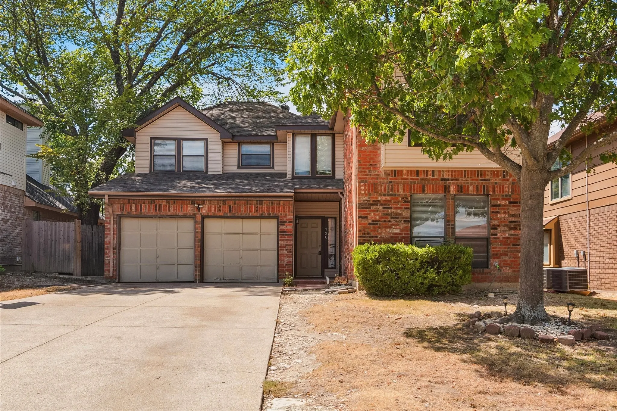 Single Family Residence For Sale in Dallas County , 720 Ford Drive, Cedar Hill, Texas 75104, 4 Bedroom, 3 Bathroom, 2 Garage spaces, 2,245 Sqft, built in 1986, mls#21371929, Real Estate Agent in Cedar Hill, Homes For Sale in Dallas county, Homes For Sale in Cedar Hill, Realtor in Cedar Hill Texas, Real Estate Brokerage Independent Realty Texas, Luminita Cordes Realtor