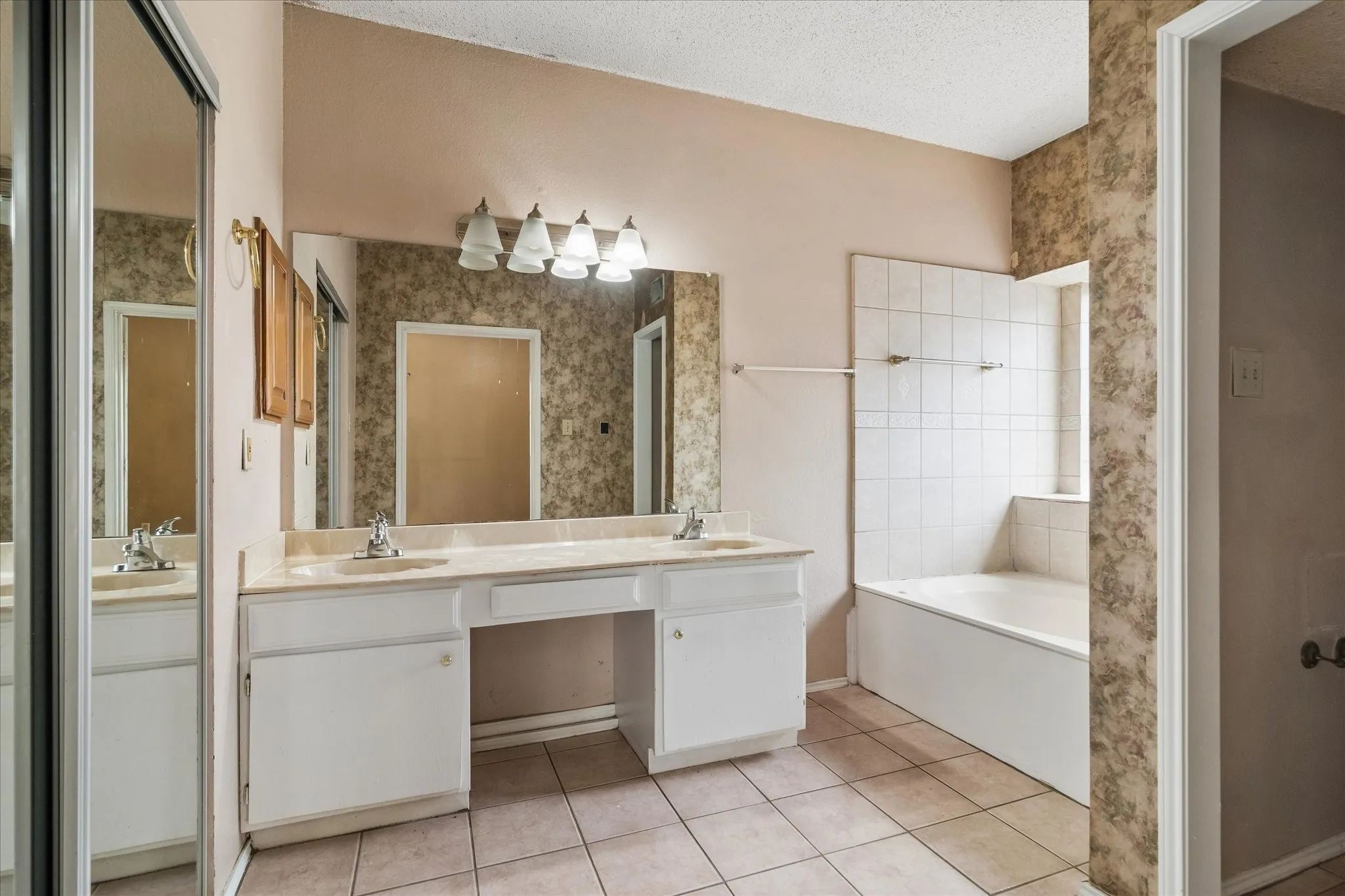 Single Family Residence For Sale in Dallas County , 720 Ford Drive, Cedar Hill, Texas 75104, 4 Bedroom, 3 Bathroom, 2 Garage spaces, 2,245 Sqft, built in 1986, mls#21371929, Real Estate Agent in Cedar Hill, Homes For Sale in Dallas county, Homes For Sale in Cedar Hill, Realtor in Cedar Hill Texas, Real Estate Brokerage Independent Realty Texas, Luminita Cordes Realtor