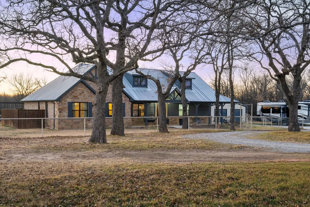 Single Family Residence For Sale in Wise County , 4069 S Fm 730, Decatur, Texas 76234, 4 Bedroom, 3 Bathroom, 4 Garage spaces, 2,686 Sqft, built in 2015, mls#21375349, Real Estate Agent in Decatur, Homes For Sale in Wise county, Homes For Sale in Decatur, Realtor in Decatur Texas, Real Estate Brokerage Independent Realty Texas, Luminita Cordes Realtor