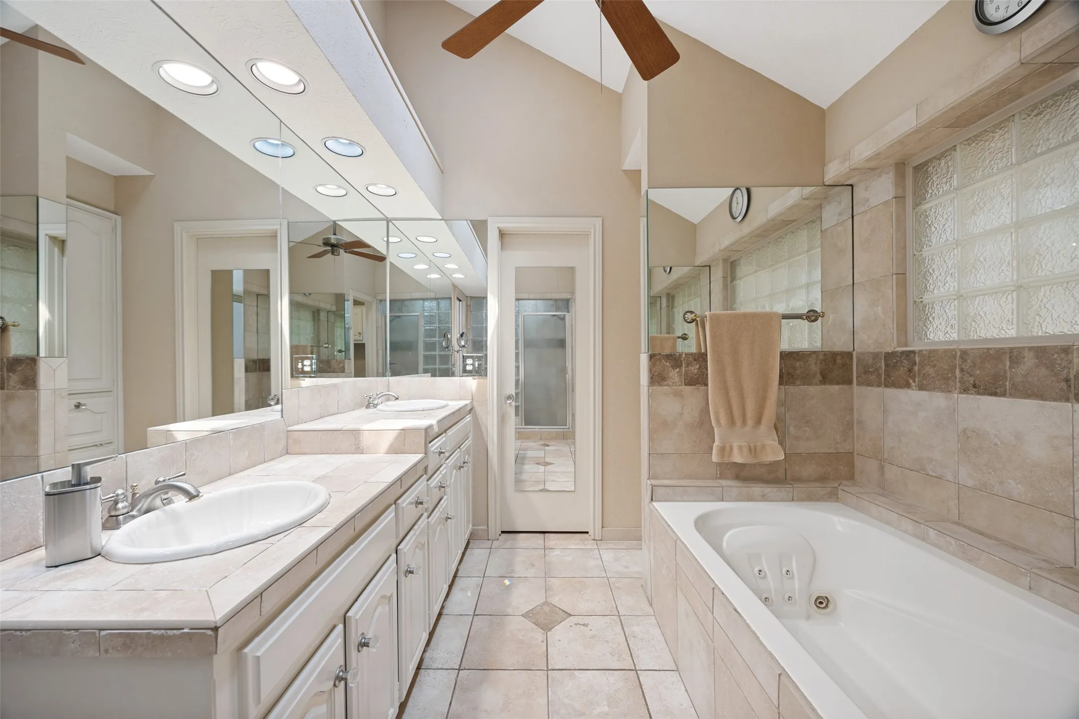 Jetted tub!