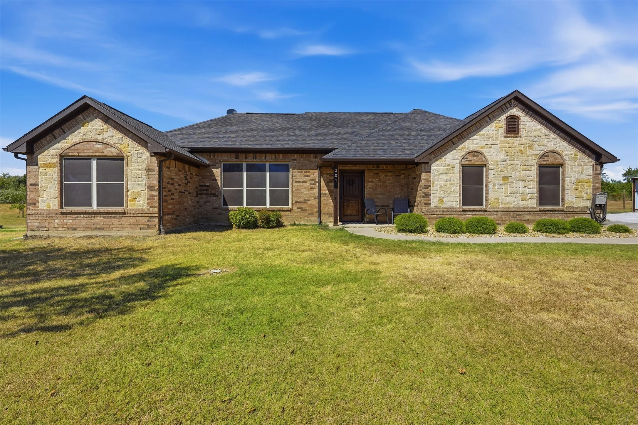 Single Family Residence For Sale in Parker County , 201 N Casey Court, Springtown, Texas 76082, 3 Bedroom, 2 Bathroom, Garage spaces, 1,942 Sqft, built in 2007, mls#21373551, Real Estate Agent in Springtown, Homes For Sale in Parker county, Homes For Sale in Springtown, Realtor in Springtown Texas, Real Estate Brokerage Independent Realty Texas, Luminita Cordes Realtor