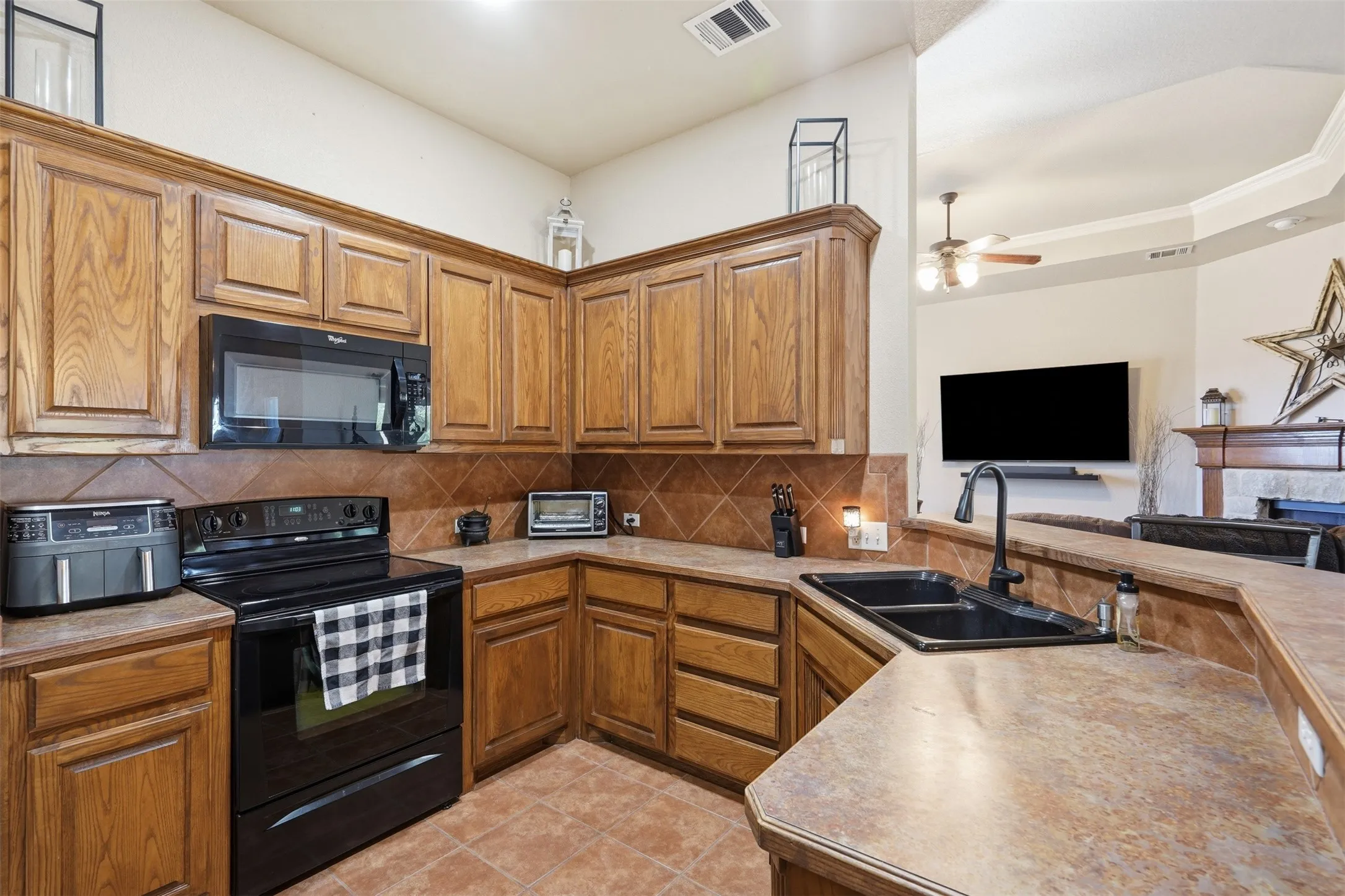 Single Family Residence For Sale in Parker County , 201 N Casey Court, Springtown, Texas 76082, 3 Bedroom, 2 Bathroom, Garage spaces, 1,942 Sqft, built in 2007, mls#21373551, Real Estate Agent in Springtown, Homes For Sale in Parker county, Homes For Sale in Springtown, Realtor in Springtown Texas, Real Estate Brokerage Independent Realty Texas, Luminita Cordes Realtor