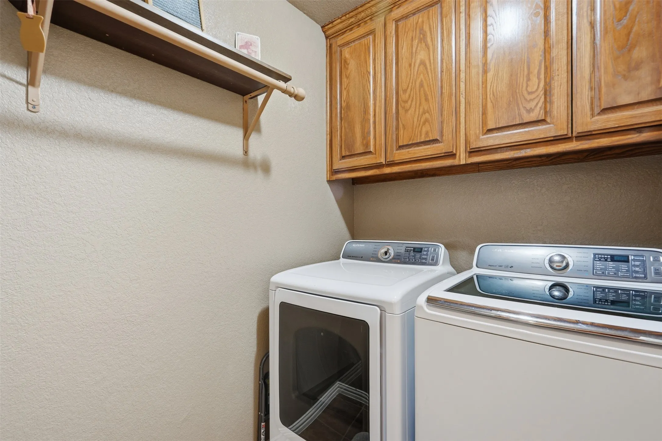 Single Family Residence For Sale in Parker County , 201 N Casey Court, Springtown, Texas 76082, 3 Bedroom, 2 Bathroom, Garage spaces, 1,942 Sqft, built in 2007, mls#21373551, Real Estate Agent in Springtown, Homes For Sale in Parker county, Homes For Sale in Springtown, Realtor in Springtown Texas, Real Estate Brokerage Independent Realty Texas, Luminita Cordes Realtor