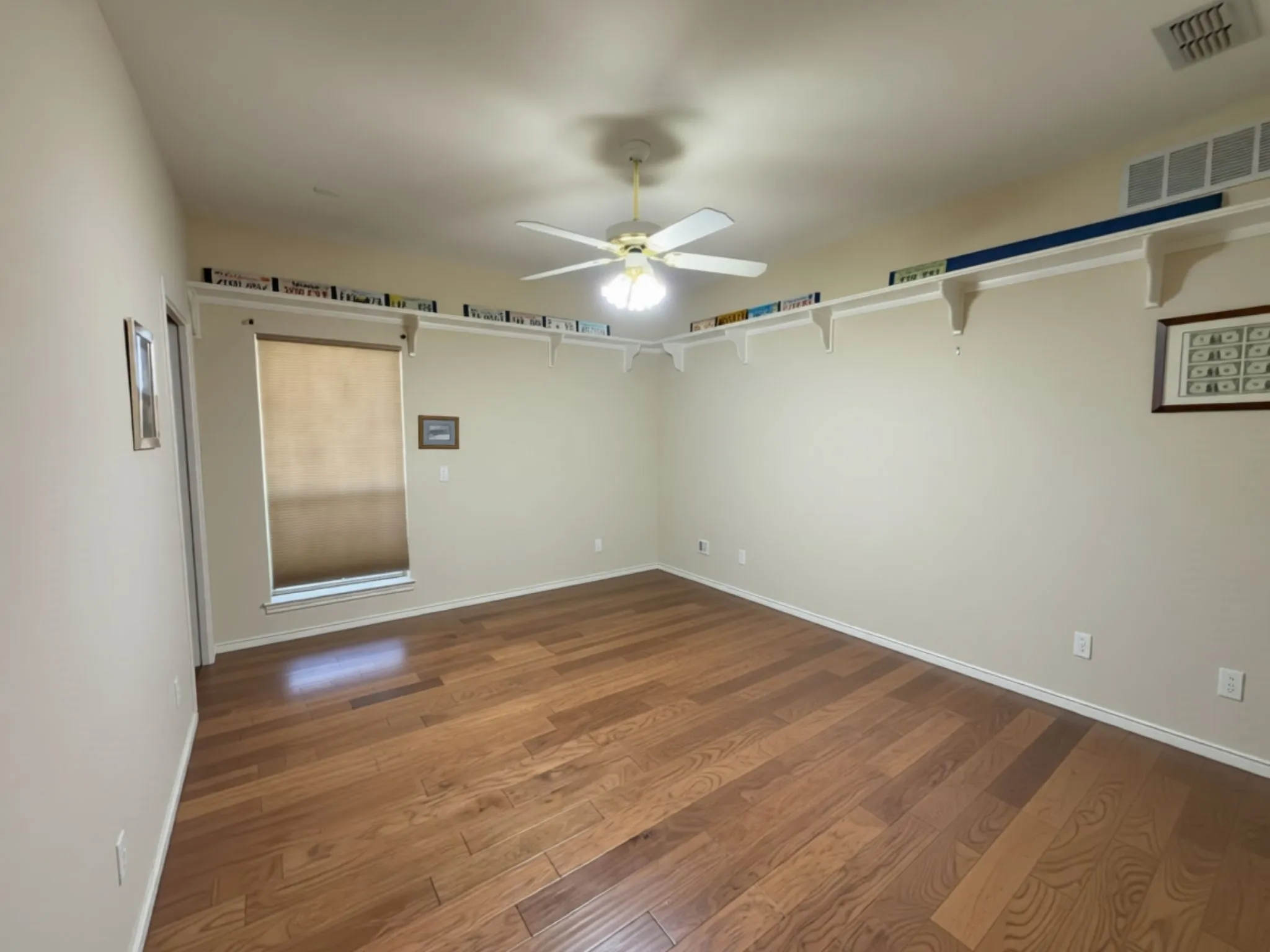 Single Family Residence For Sale in Hood County , 702 Pintail Court, Granbury, Texas 76049, 3 Bedroom, 4 Bathroom, 2 Garage spaces, 3,838 Sqft, built in 1998, mls#21373736, Real Estate Agent in Granbury, Homes For Sale in Hood county, Homes For Sale in Granbury, Realtor in Granbury Texas, Real Estate Brokerage Independent Realty Texas, Luminita Cordes Realtor