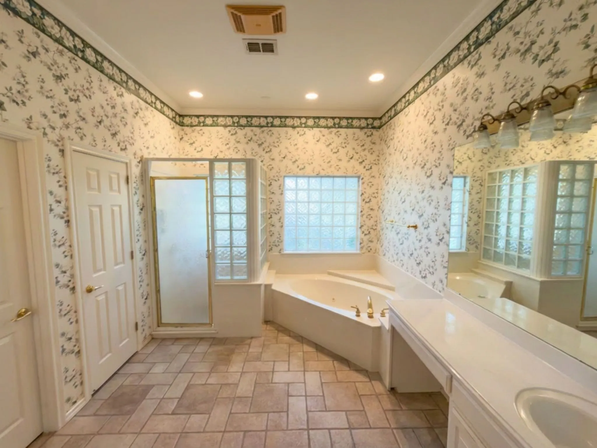 Single Family Residence For Sale in Hood County , 702 Pintail Court, Granbury, Texas 76049, 3 Bedroom, 4 Bathroom, 2 Garage spaces, 3,838 Sqft, built in 1998, mls#21373736, Real Estate Agent in Granbury, Homes For Sale in Hood county, Homes For Sale in Granbury, Realtor in Granbury Texas, Real Estate Brokerage Independent Realty Texas, Luminita Cordes Realtor