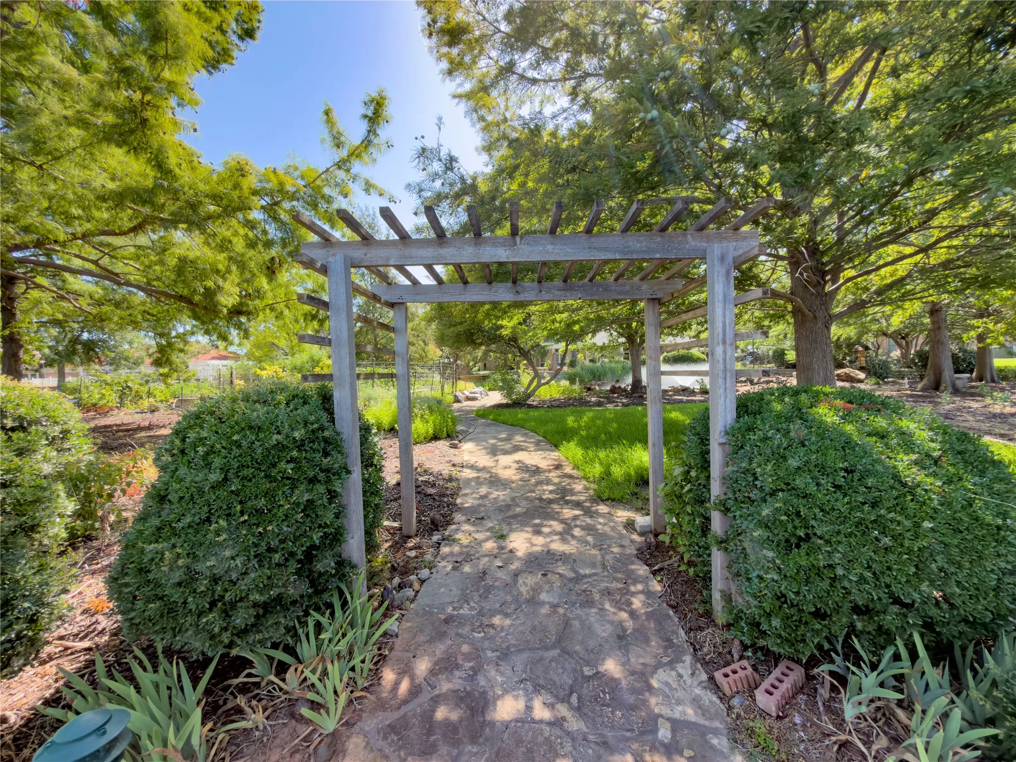 Single Family Residence For Sale in Hood County , 702 Pintail Court, Granbury, Texas 76049, 3 Bedroom, 4 Bathroom, 2 Garage spaces, 3,838 Sqft, built in 1998, mls#21373736, Real Estate Agent in Granbury, Homes For Sale in Hood county, Homes For Sale in Granbury, Realtor in Granbury Texas, Real Estate Brokerage Independent Realty Texas, Luminita Cordes Realtor
