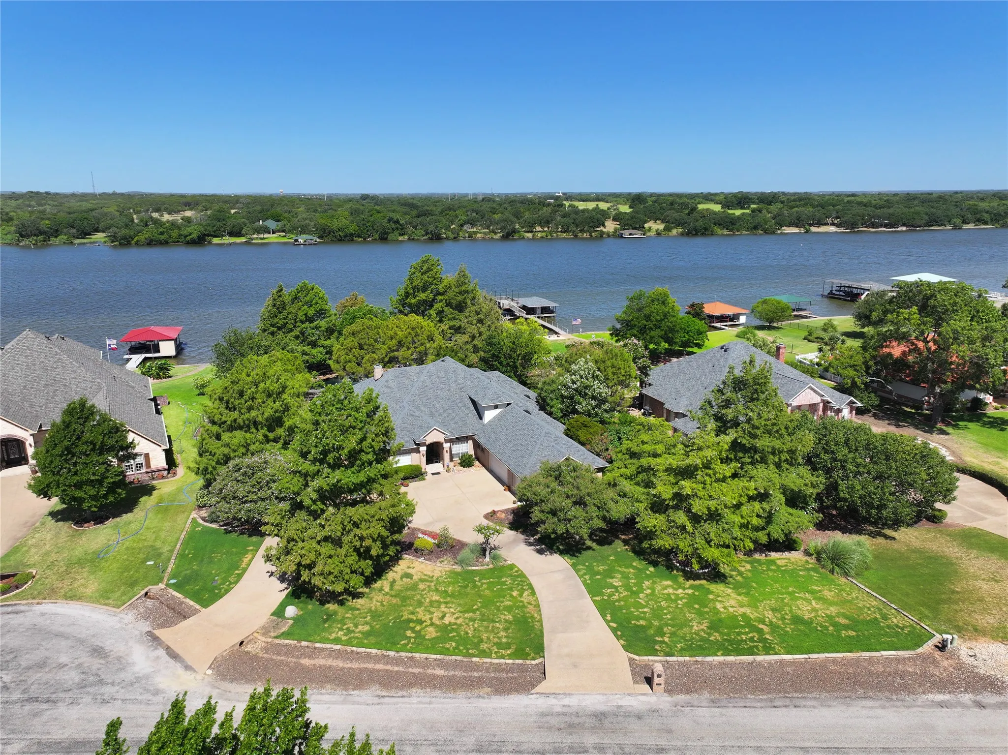 Single Family Residence For Sale in Hood County , 702 Pintail Court, Granbury, Texas 76049, 3 Bedroom, 4 Bathroom, 2 Garage spaces, 3,838 Sqft, built in 1998, mls#21373736, Real Estate Agent in Granbury, Homes For Sale in Hood county, Homes For Sale in Granbury, Realtor in Granbury Texas, Real Estate Brokerage Independent Realty Texas, Luminita Cordes Realtor