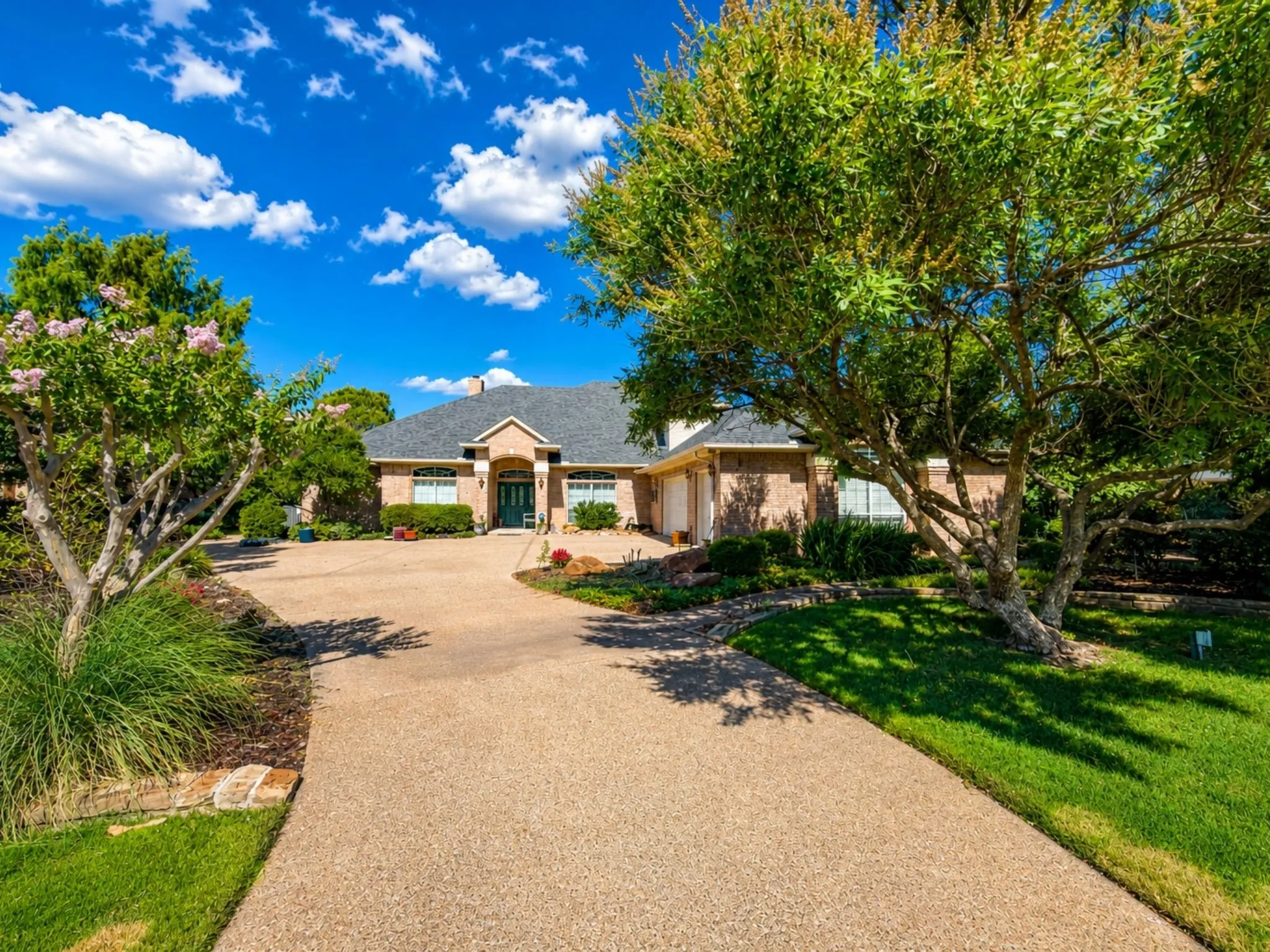 Single Family Residence For Sale in Hood County , 702 Pintail Court, Granbury, Texas 76049, 3 Bedroom, 4 Bathroom, 2 Garage spaces, 3,838 Sqft, built in 1998, mls#21373736, Real Estate Agent in Granbury, Homes For Sale in Hood county, Homes For Sale in Granbury, Realtor in Granbury Texas, Real Estate Brokerage Independent Realty Texas, Luminita Cordes Realtor