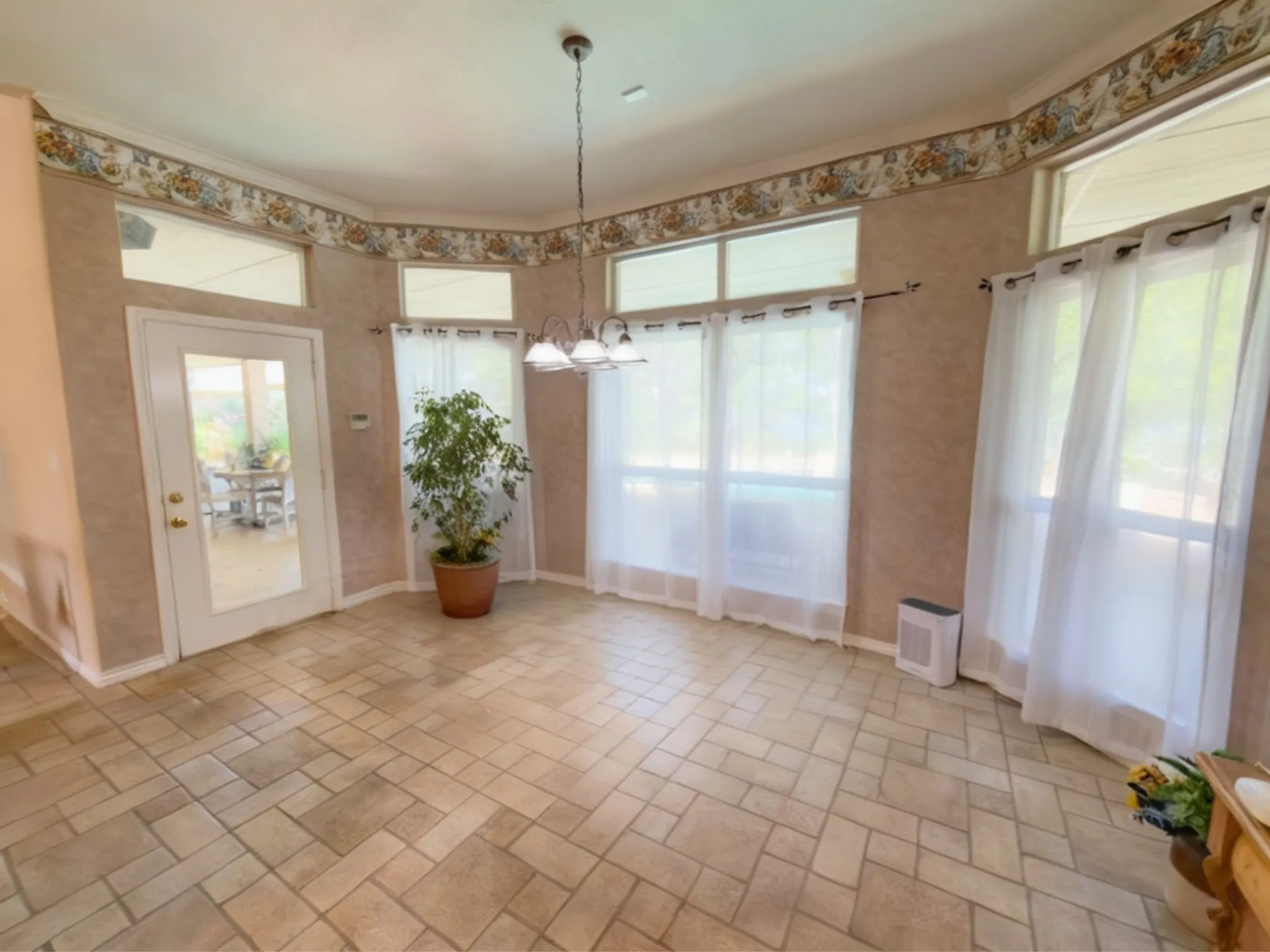 Single Family Residence For Sale in Hood County , 702 Pintail Court, Granbury, Texas 76049, 3 Bedroom, 4 Bathroom, 2 Garage spaces, 3,838 Sqft, built in 1998, mls#21373736, Real Estate Agent in Granbury, Homes For Sale in Hood county, Homes For Sale in Granbury, Realtor in Granbury Texas, Real Estate Brokerage Independent Realty Texas, Luminita Cordes Realtor