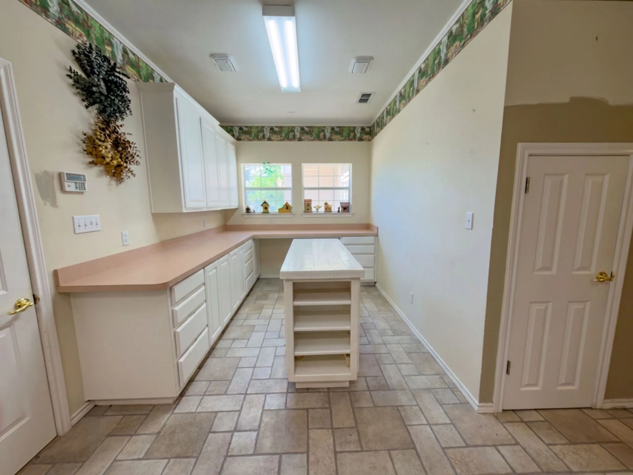 Single Family Residence For Sale in Hood County , 702 Pintail Court, Granbury, Texas 76049, 3 Bedroom, 4 Bathroom, 2 Garage spaces, 3,838 Sqft, built in 1998, mls#21373736, Real Estate Agent in Granbury, Homes For Sale in Hood county, Homes For Sale in Granbury, Realtor in Granbury Texas, Real Estate Brokerage Independent Realty Texas, Luminita Cordes Realtor