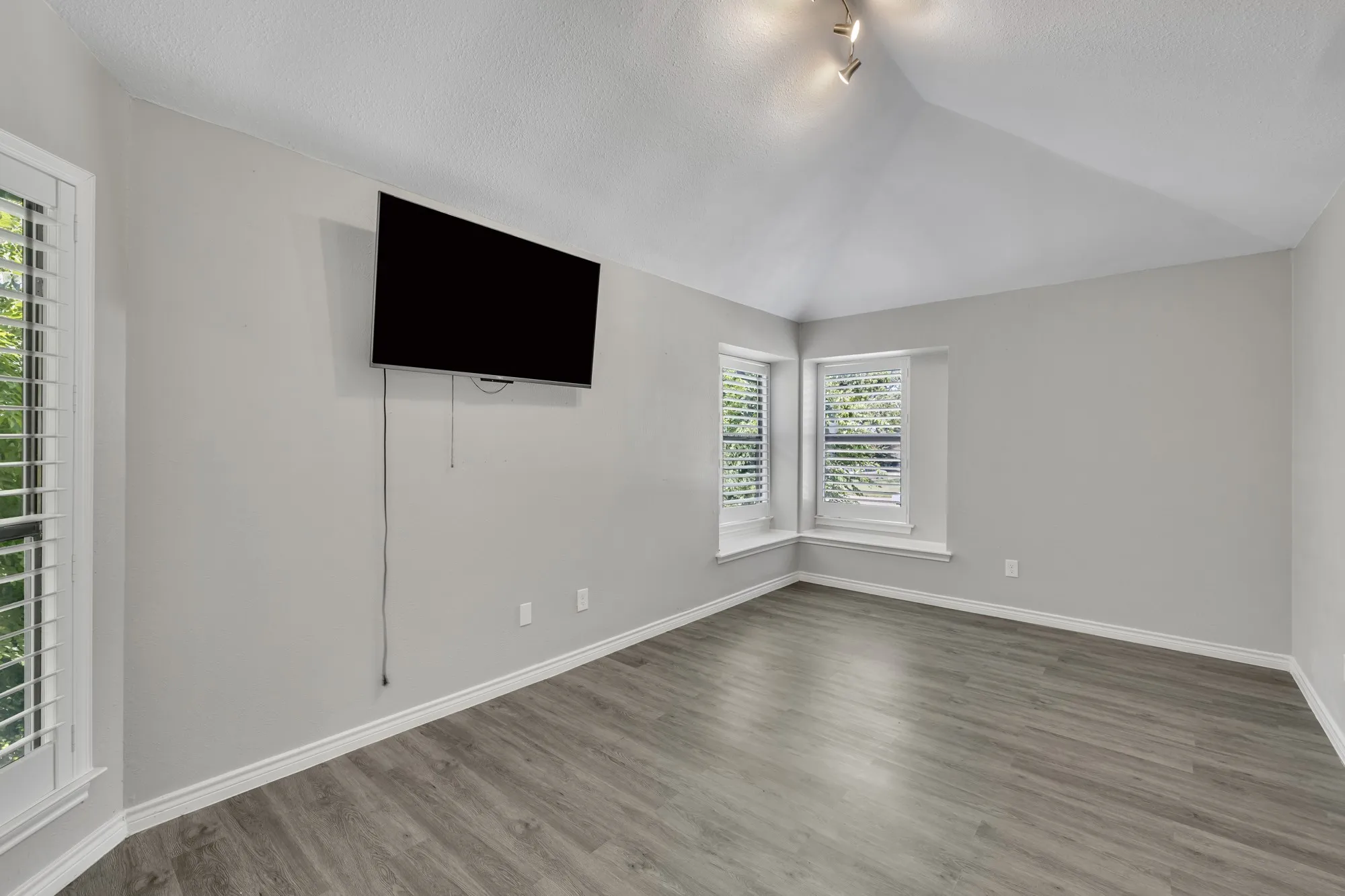 Single Family Residence For Rent in Dallas County , 2422 Libra Drive, Garland, Texas 75044, 2 Bedroom, 2 Bathroom, 2 Garage spaces, 1,098 Sqft, built in 1983, mls#21367966, Real Estate Agent in Garland, Homes For Rent in Dallas county, Homes For Rent in Garland, Realtor in Garland Texas, Real Estate Brokerage Independent Realty Texas, Luminita Cordes Realtor