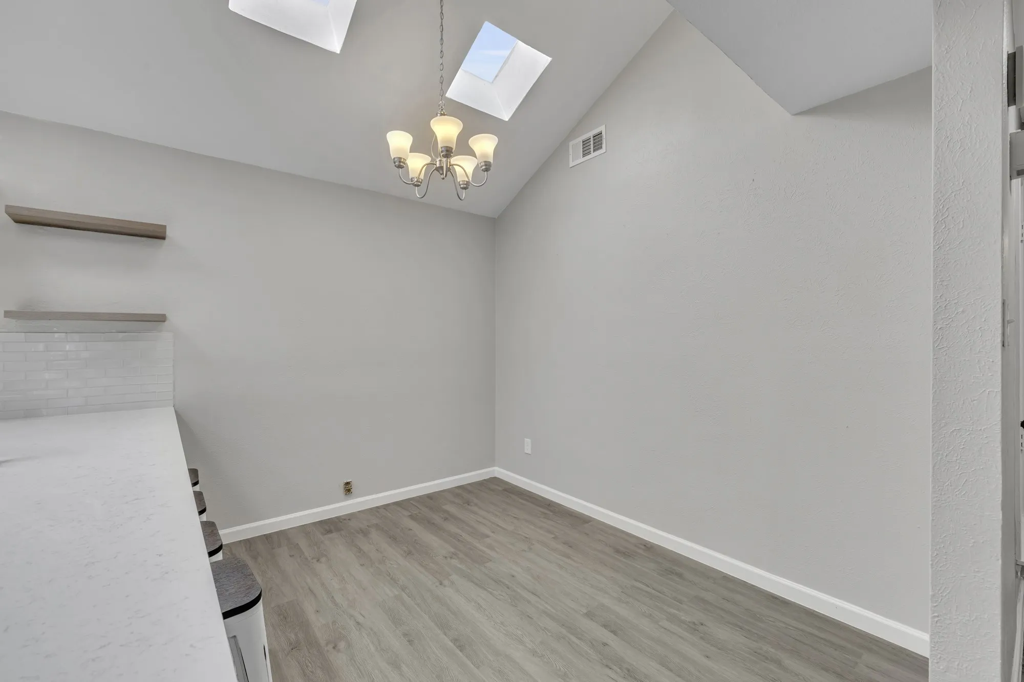 Single Family Residence For Rent in Dallas County , 2422 Libra Drive, Garland, Texas 75044, 2 Bedroom, 2 Bathroom, 2 Garage spaces, 1,098 Sqft, built in 1983, mls#21367966, Real Estate Agent in Garland, Homes For Rent in Dallas county, Homes For Rent in Garland, Realtor in Garland Texas, Real Estate Brokerage Independent Realty Texas, Luminita Cordes Realtor