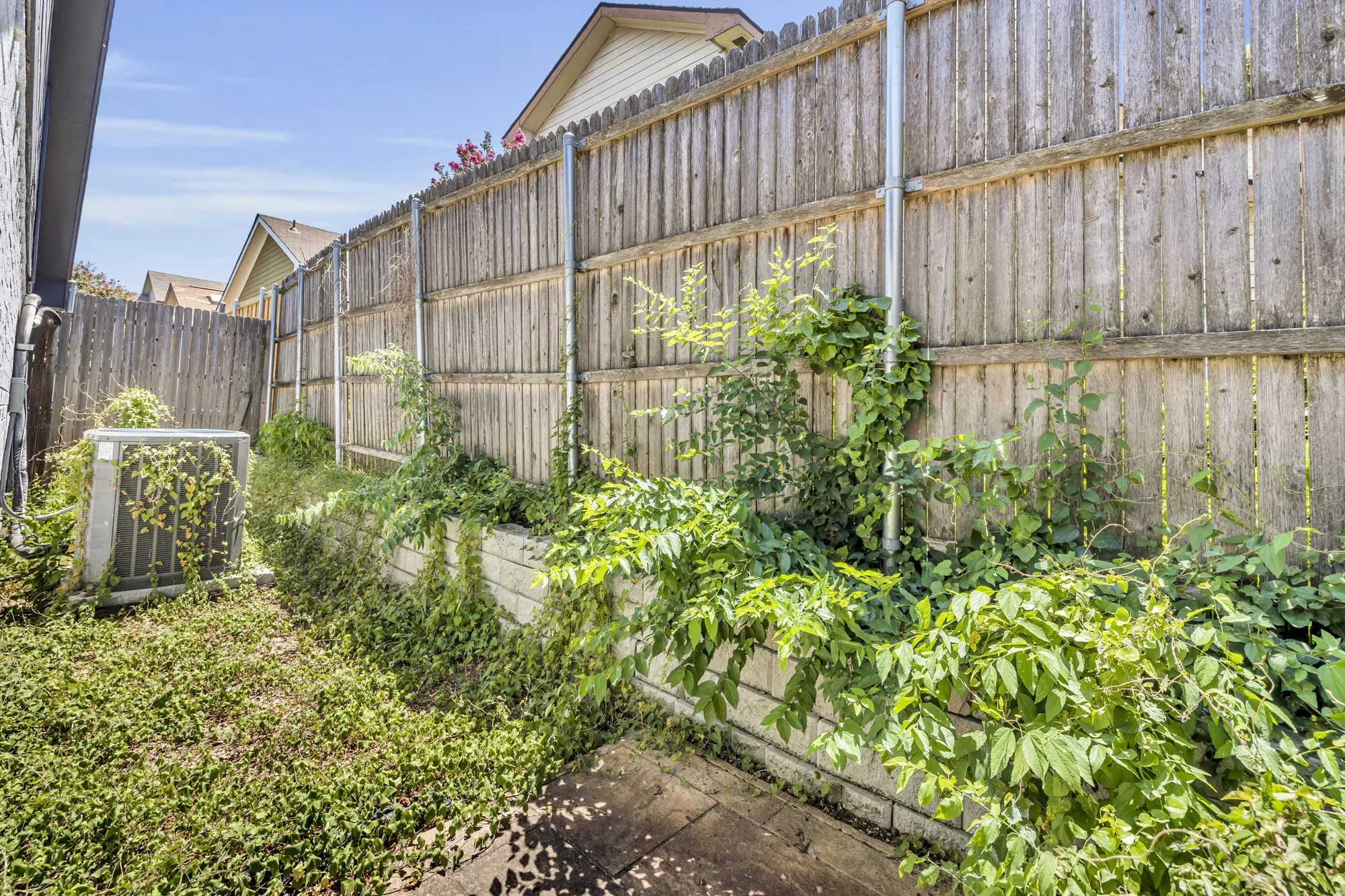 Single Family Residence For Rent in Dallas County , 2422 Libra Drive, Garland, Texas 75044, 2 Bedroom, 2 Bathroom, 2 Garage spaces, 1,098 Sqft, built in 1983, mls#21367966, Real Estate Agent in Garland, Homes For Rent in Dallas county, Homes For Rent in Garland, Realtor in Garland Texas, Real Estate Brokerage Independent Realty Texas, Luminita Cordes Realtor