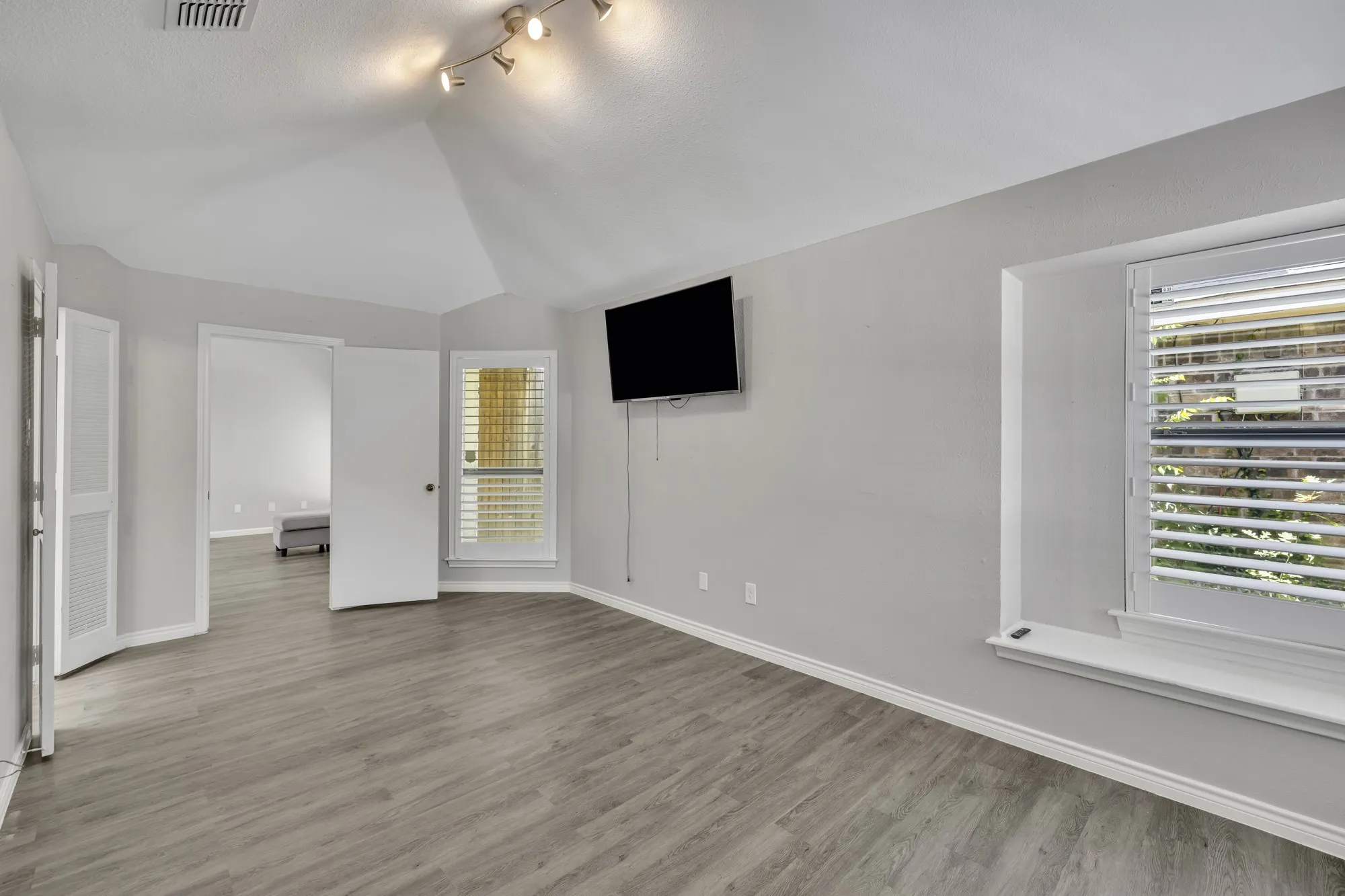 Single Family Residence For Rent in Dallas County , 2422 Libra Drive, Garland, Texas 75044, 2 Bedroom, 2 Bathroom, 2 Garage spaces, 1,098 Sqft, built in 1983, mls#21367966, Real Estate Agent in Garland, Homes For Rent in Dallas county, Homes For Rent in Garland, Realtor in Garland Texas, Real Estate Brokerage Independent Realty Texas, Luminita Cordes Realtor