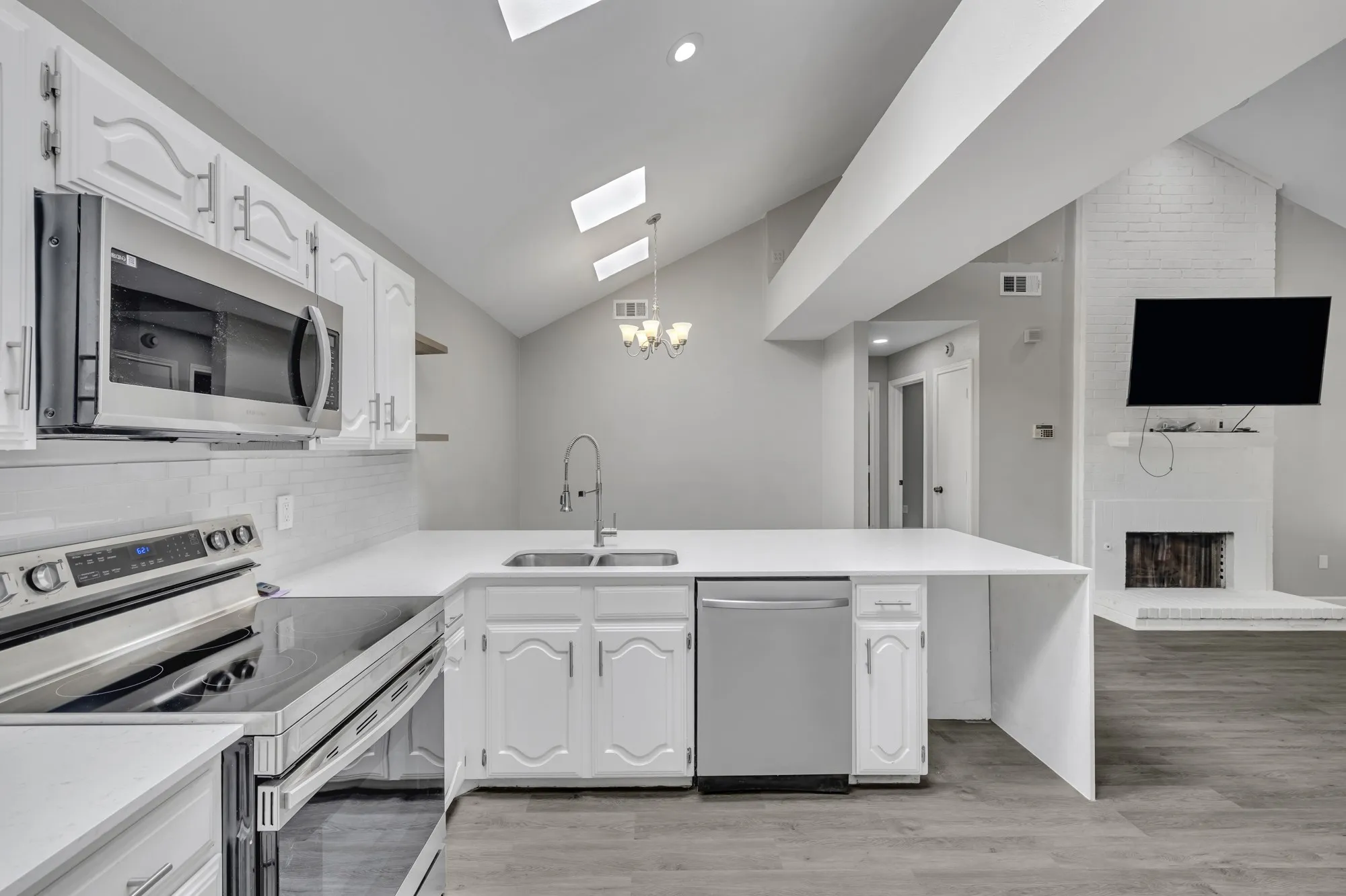 Single Family Residence For Rent in Dallas County , 2422 Libra Drive, Garland, Texas 75044, 2 Bedroom, 2 Bathroom, 2 Garage spaces, 1,098 Sqft, built in 1983, mls#21367966, Real Estate Agent in Garland, Homes For Rent in Dallas county, Homes For Rent in Garland, Realtor in Garland Texas, Real Estate Brokerage Independent Realty Texas, Luminita Cordes Realtor