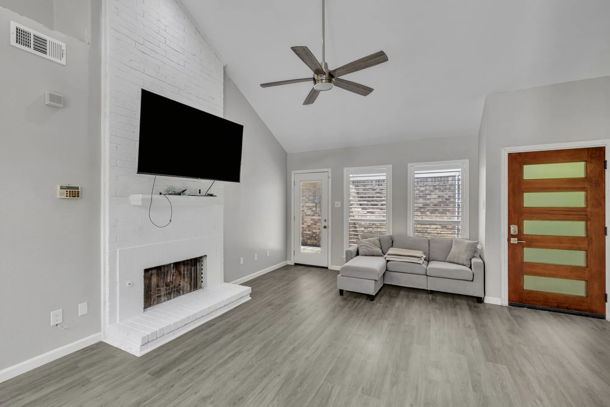 Single Family Residence For Rent in Dallas County , 2422 Libra Drive, Garland, Texas 75044, 2 Bedroom, 2 Bathroom, 2 Garage spaces, 1,098 Sqft, built in 1983, mls#21367966, Real Estate Agent in Garland, Homes For Rent in Dallas county, Homes For Rent in Garland, Realtor in Garland Texas, Real Estate Brokerage Independent Realty Texas, Luminita Cordes Realtor
