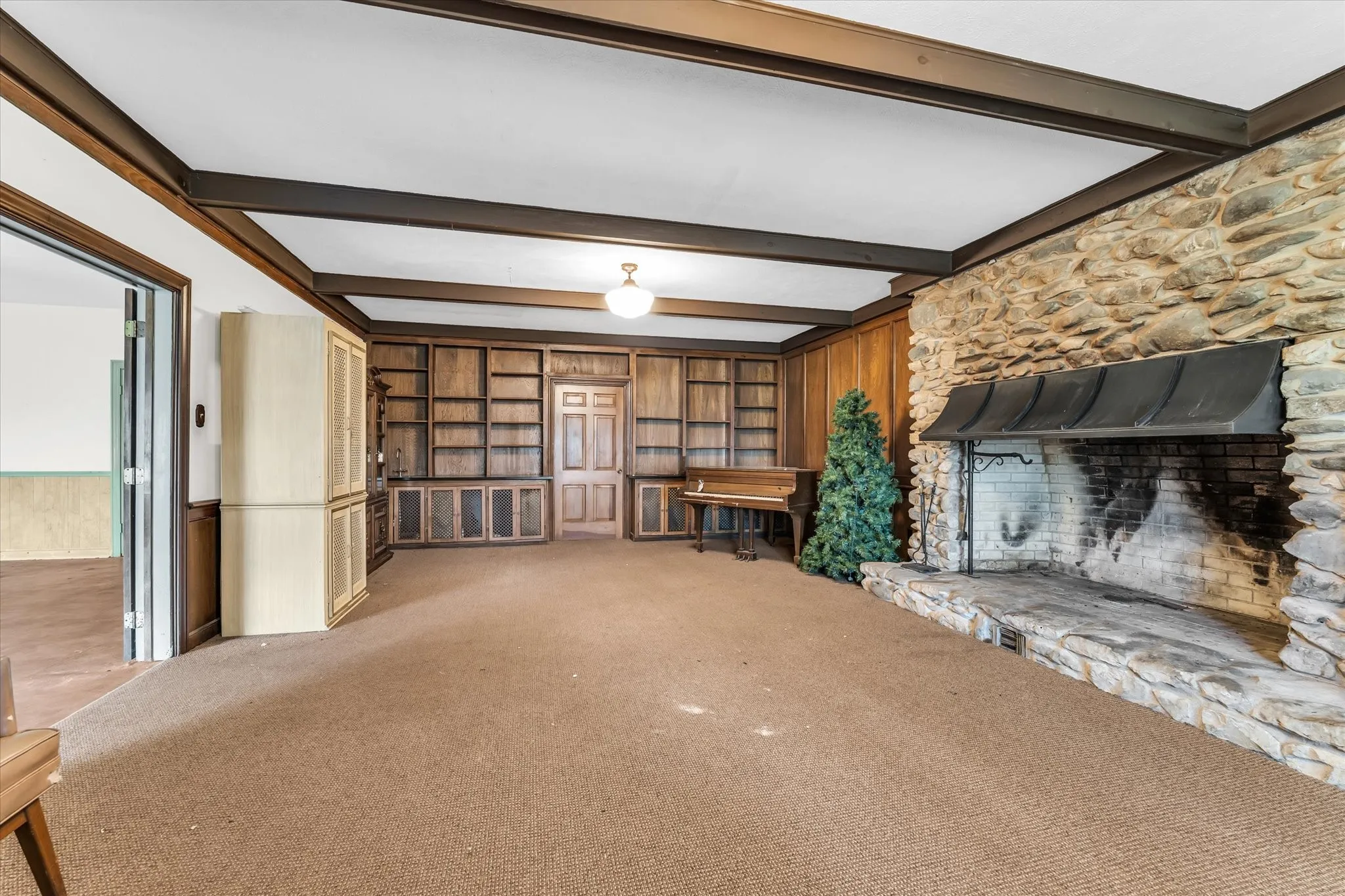 Den with a hugh Fireplace