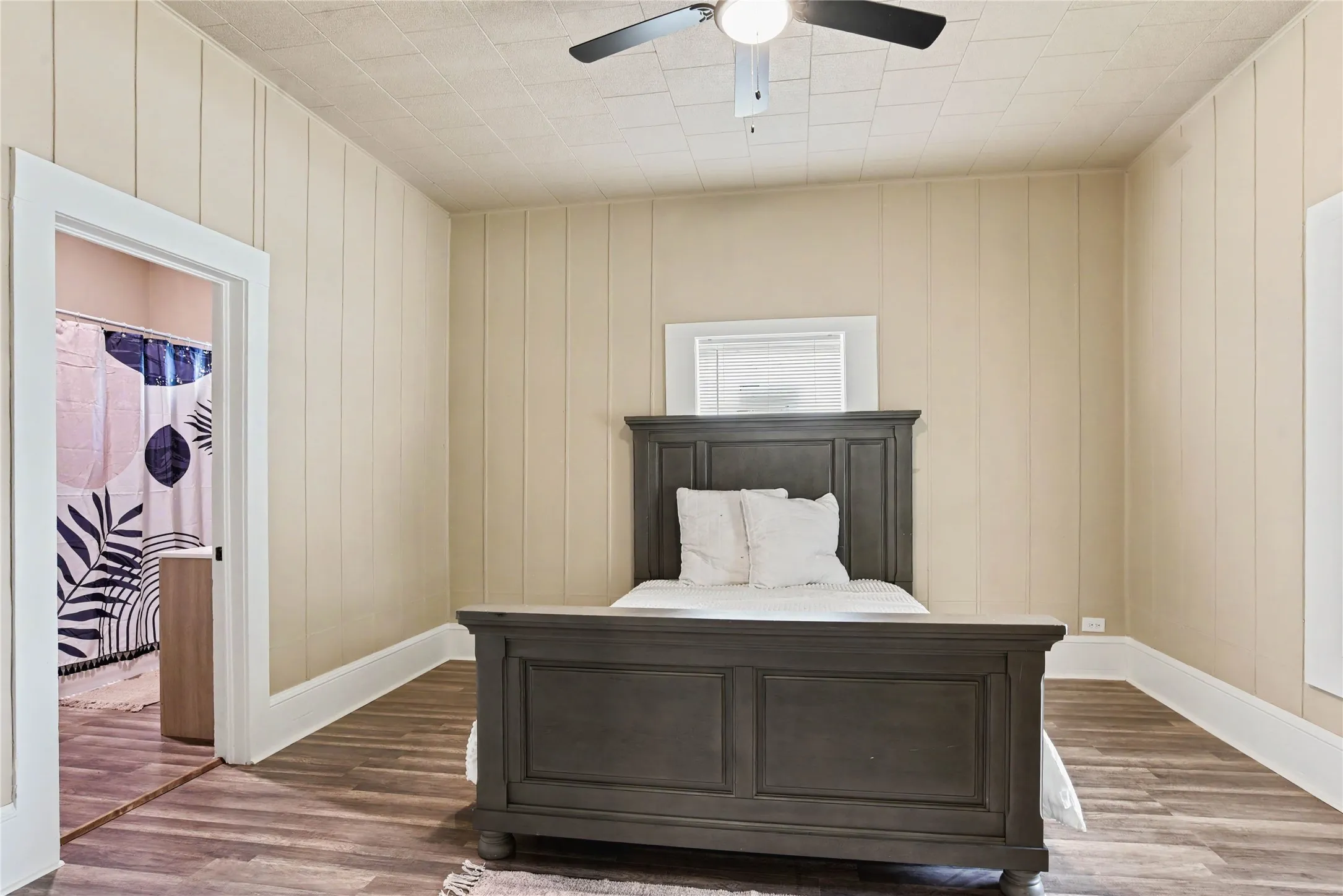 Single Family Residence For Sale in Ellis County , 108 E Tyler Street, Ennis, Texas 75119, 3 Bedroom, 1 Bathroom, Garage spaces, 1,176 Sqft, built in 1953, mls#21375353, Real Estate Agent in Ennis, Homes For Sale in Ellis county, Homes For Sale in Ennis, Realtor in Ennis Texas, Real Estate Brokerage Independent Realty Texas, Luminita Cordes Realtor