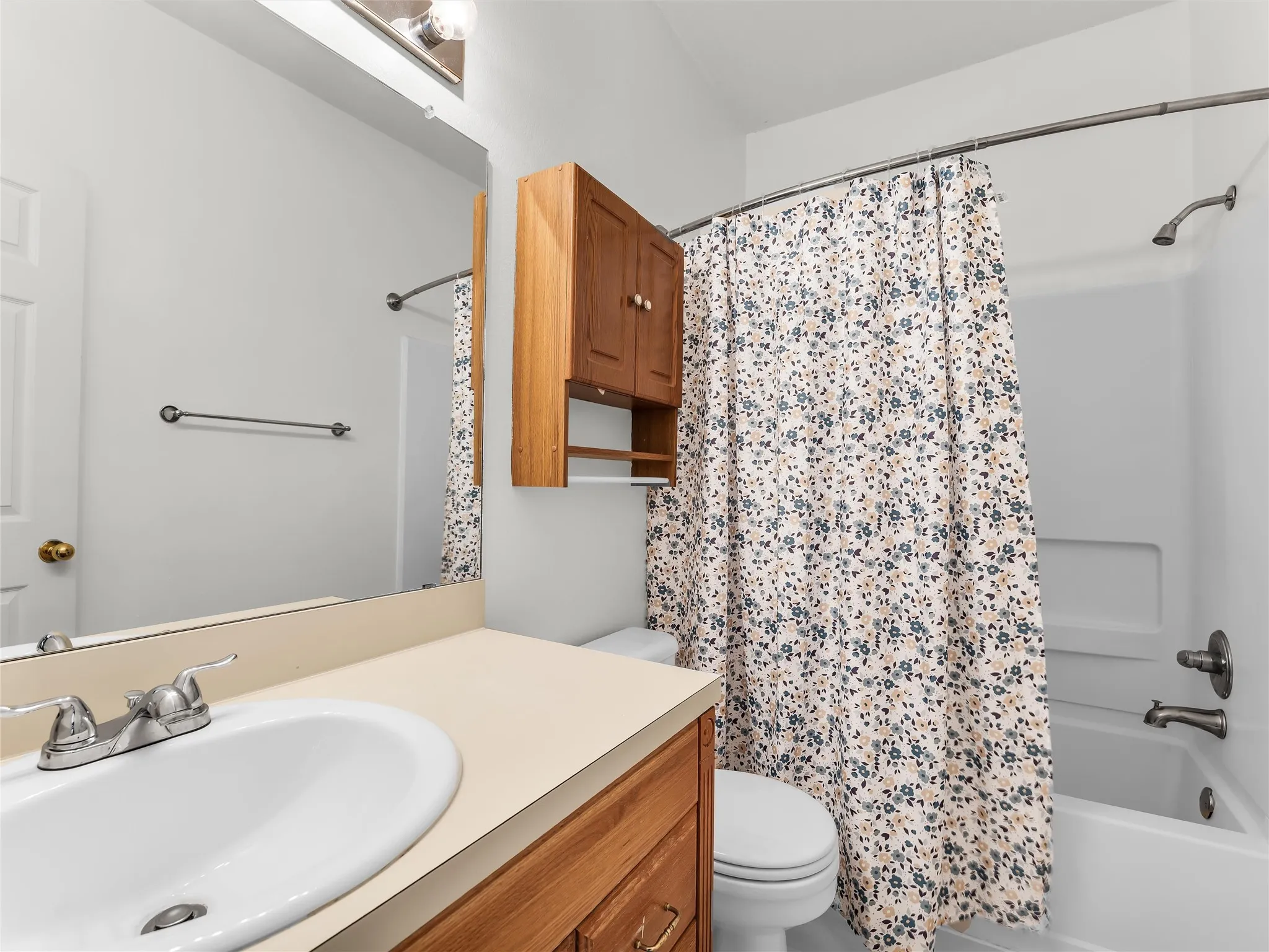 Condominium For Sale in Mc Lennan County , 1401 Bagby Avenue 2, Waco, Texas 76706, 2 Bedroom, 2 Bathroom, Garage spaces, 1,073 Sqft, built in 2000, mls#21375365, Real Estate Agent in Waco, Homes For Sale in Mc Lennan county, Homes For Sale in Waco, Realtor in Waco Texas, Real Estate Brokerage Independent Realty Texas, Luminita Cordes Realtor