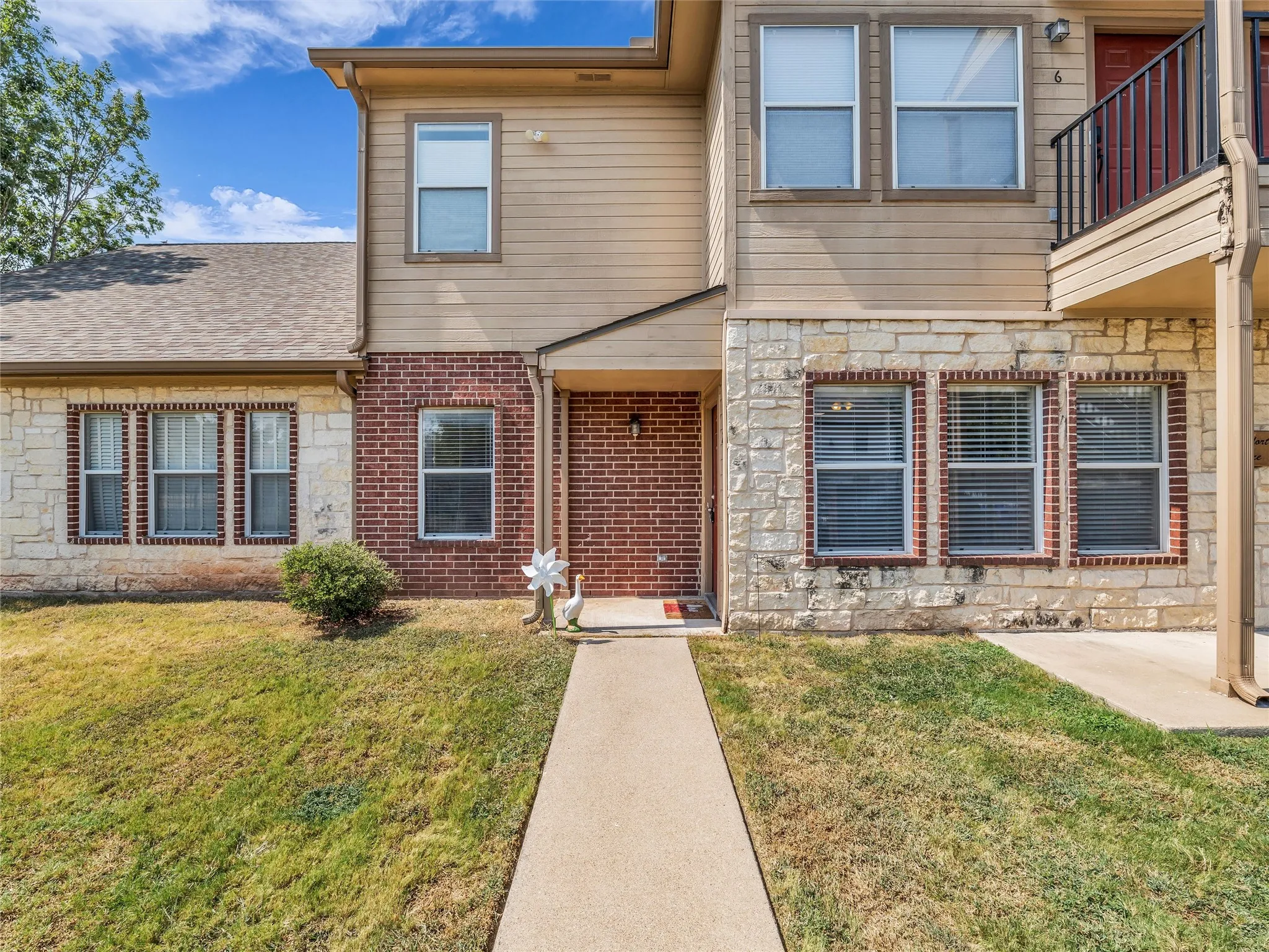 Condominium For Sale in Mc Lennan County , 1401 Bagby Avenue 2, Waco, Texas 76706, 2 Bedroom, 2 Bathroom, Garage spaces, 1,073 Sqft, built in 2000, mls#21375365, Real Estate Agent in Waco, Homes For Sale in Mc Lennan county, Homes For Sale in Waco, Realtor in Waco Texas, Real Estate Brokerage Independent Realty Texas, Luminita Cordes Realtor