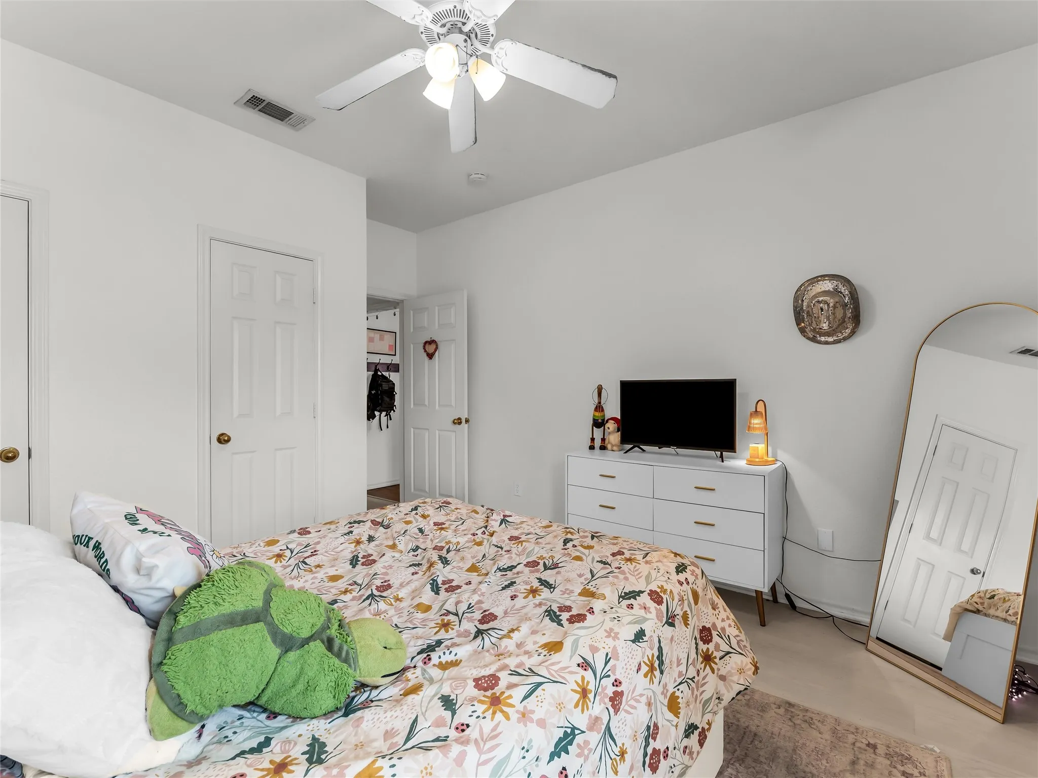 Condominium For Sale in Mc Lennan County , 1401 Bagby Avenue 2, Waco, Texas 76706, 2 Bedroom, 2 Bathroom, Garage spaces, 1,073 Sqft, built in 2000, mls#21375365, Real Estate Agent in Waco, Homes For Sale in Mc Lennan county, Homes For Sale in Waco, Realtor in Waco Texas, Real Estate Brokerage Independent Realty Texas, Luminita Cordes Realtor