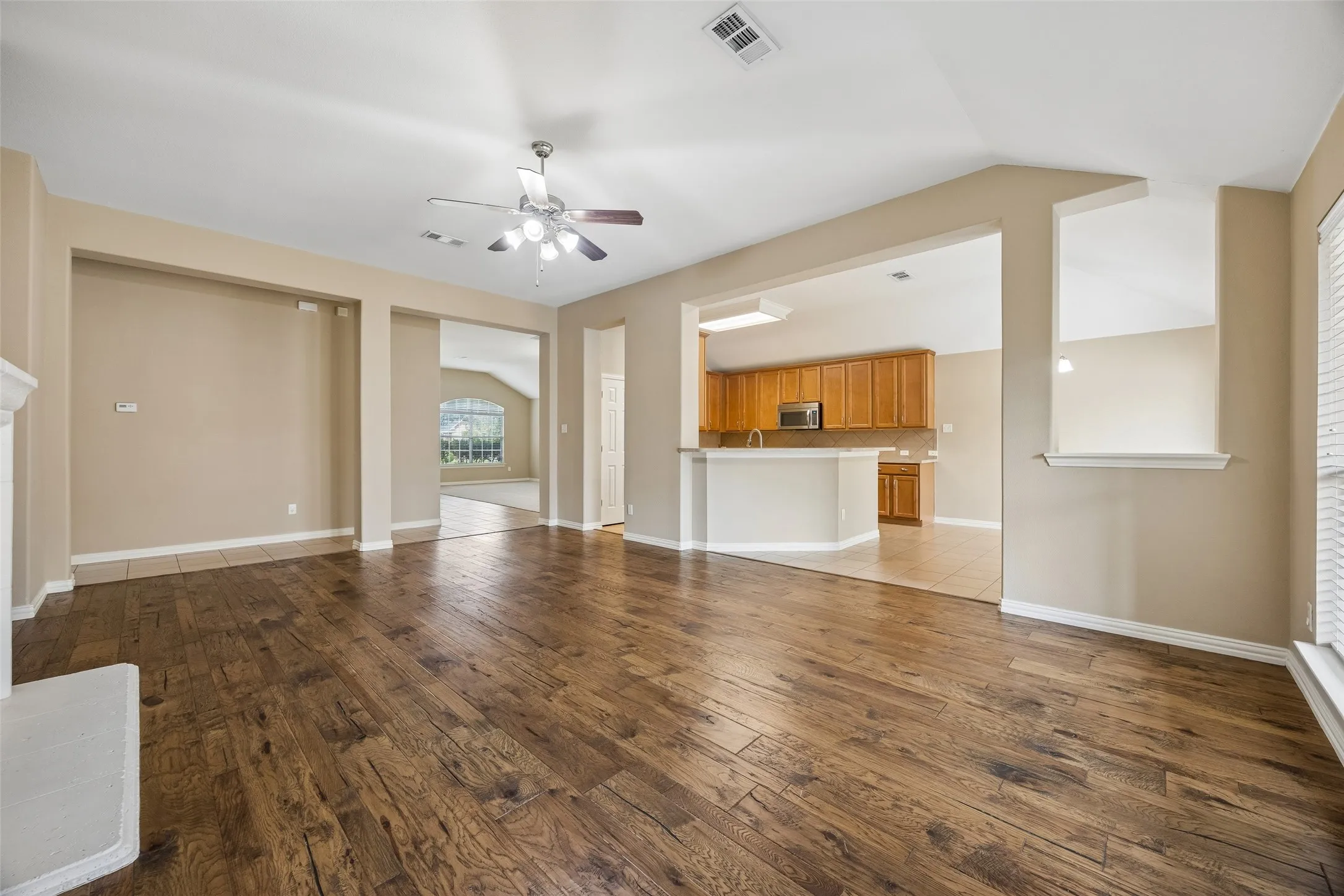 Single Family Residence For Sale in Dallas County , 655 Campolina Drive, Grand Prairie, Texas 75052, 4 Bedroom, 2 Bathroom, 3 Garage spaces, 2,312 Sqft, built in 2005, mls#21373915, Real Estate Agent in Grand Prairie, Homes For Sale in Dallas county, Homes For Sale in Grand Prairie, Realtor in Grand Prairie Texas, Real Estate Brokerage Independent Realty Texas, Luminita Cordes Realtor